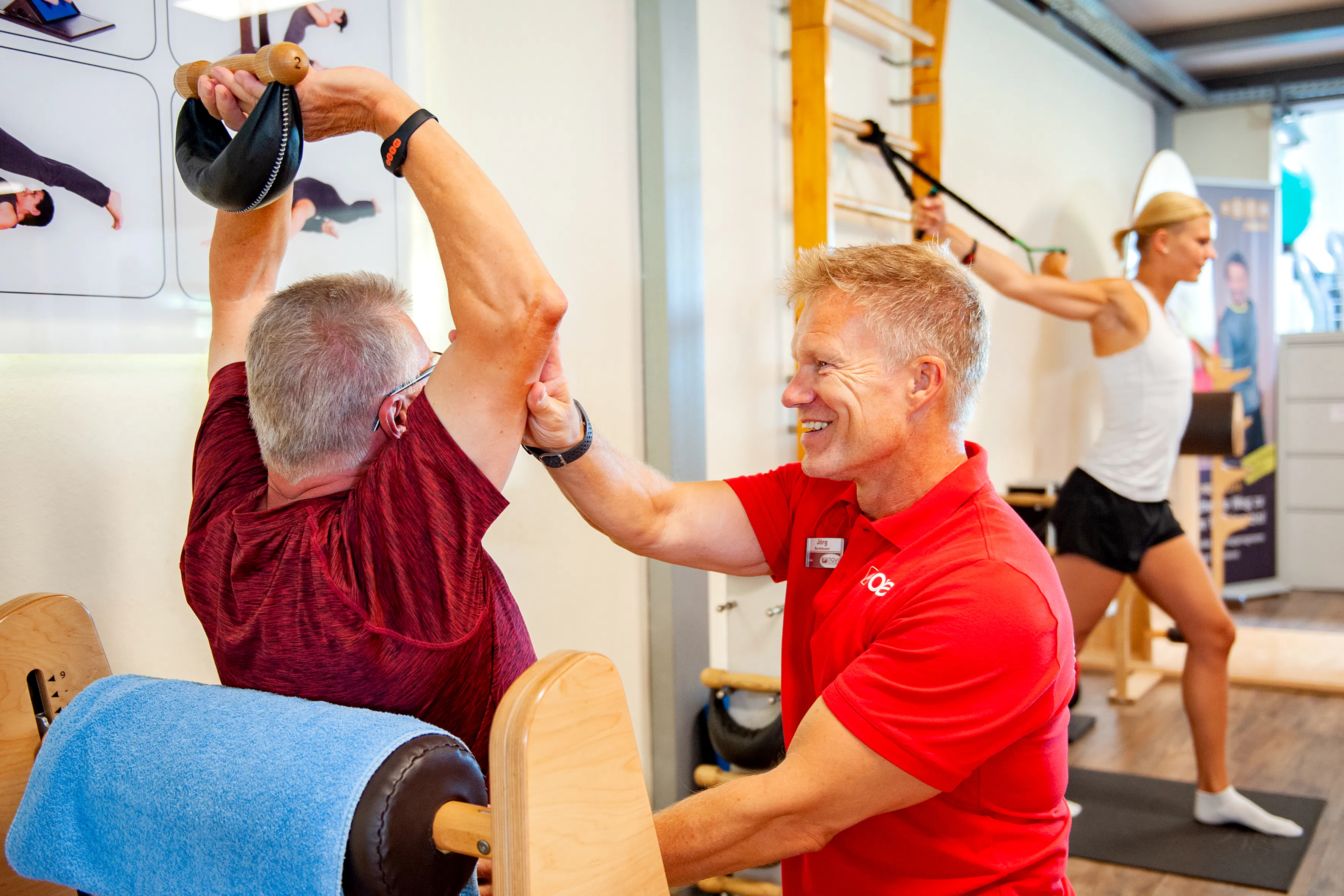 Trainer betreut Mitglied beim Training am Gerät im move Studio