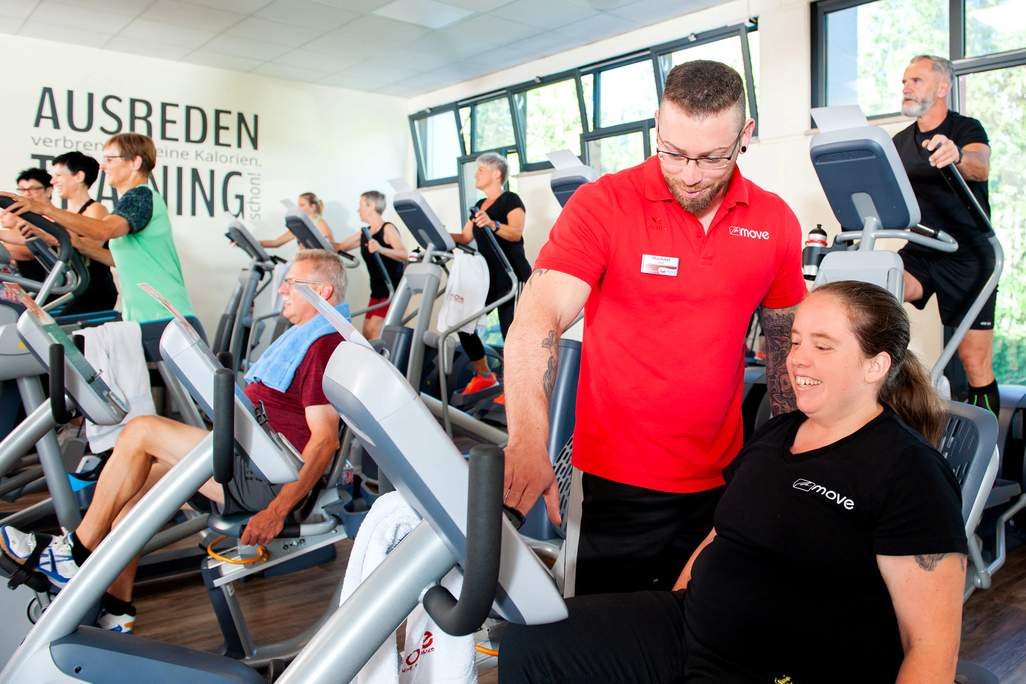 Trainer betreut Mitglied beim Training am Zugturm im move Studio