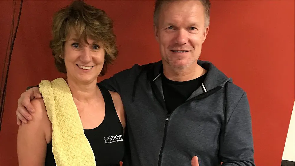 Ältere Mitglieder trainieren betreut im move Studio