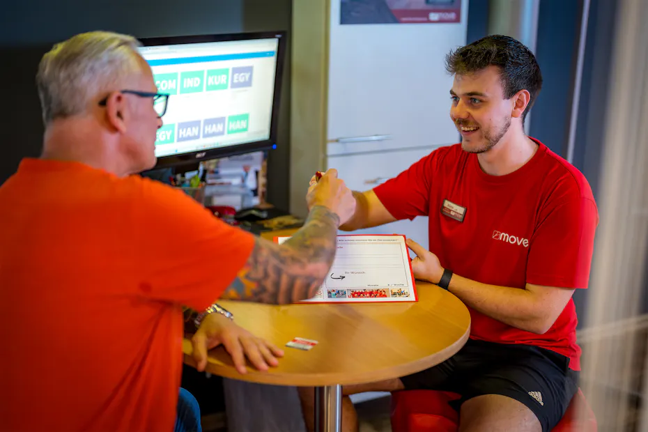 Persönliches Beratungsgespräch zwischen Trainerin und Mitglied im move