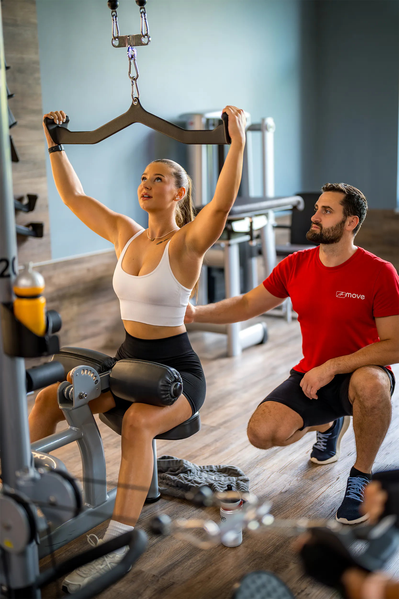 Trainer betreut Mitglied beim Training am Zugturm im move Studio