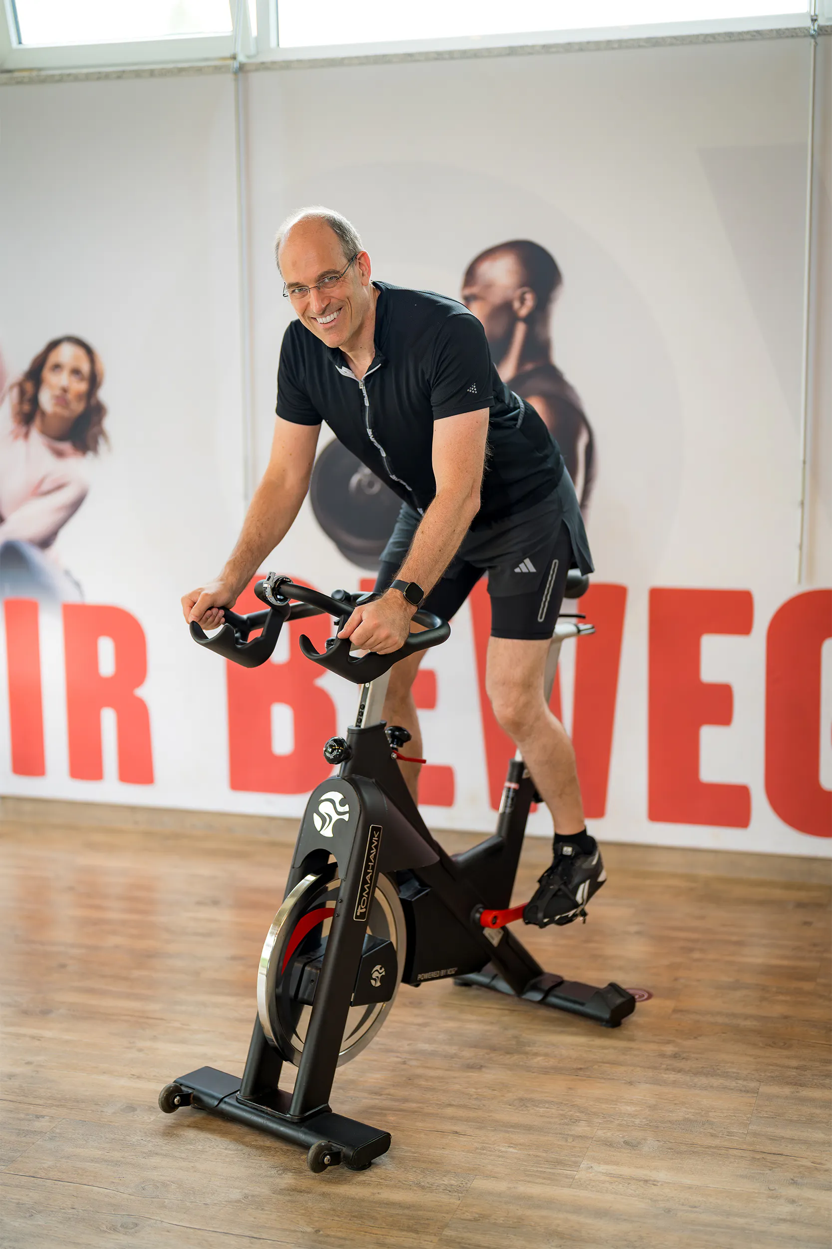 Trainer betreut Mitglied beim Training am Zugturm im move Studio