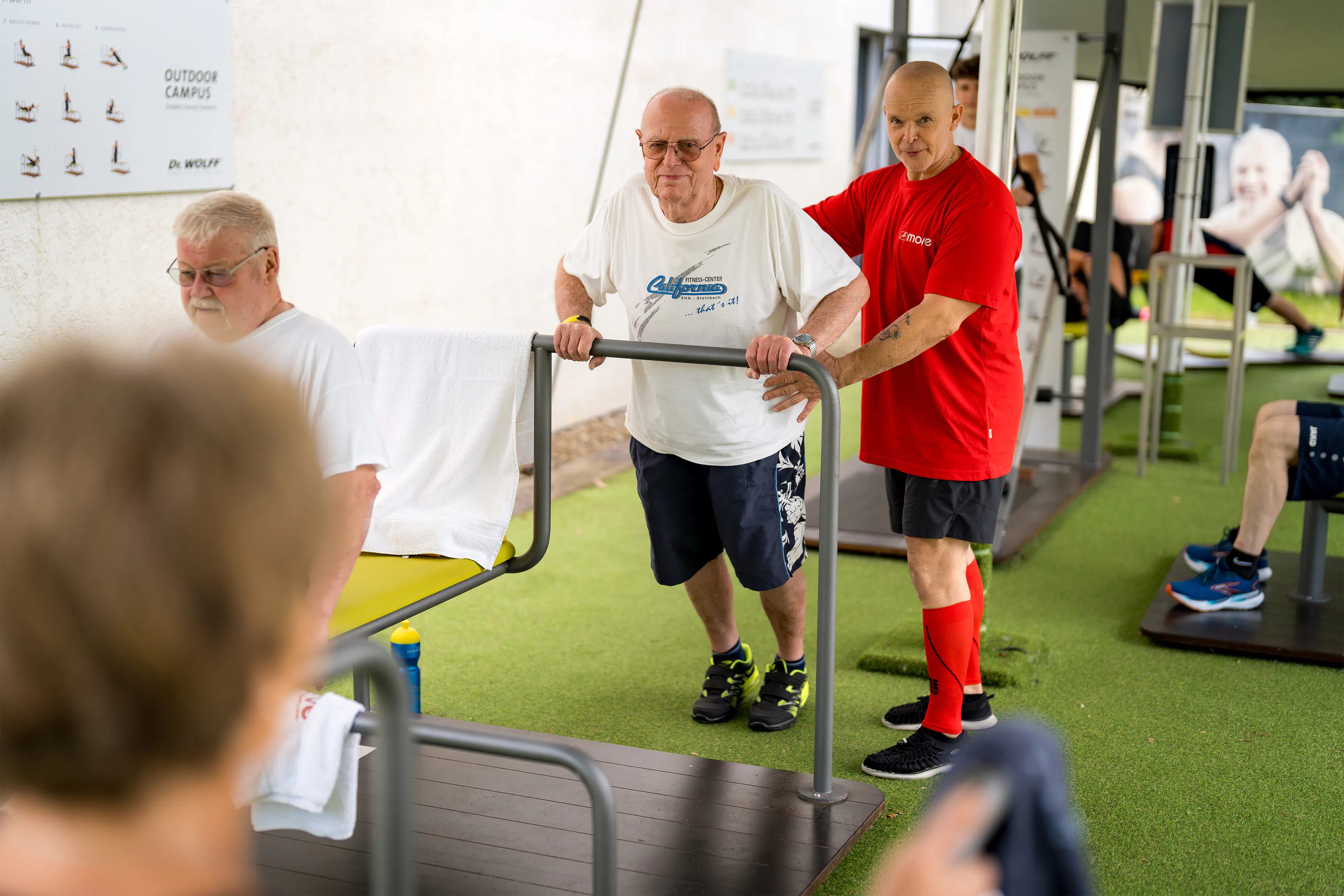 Ältere Mitglieder trainieren betreut und gesundheitsorientiert im move Studio