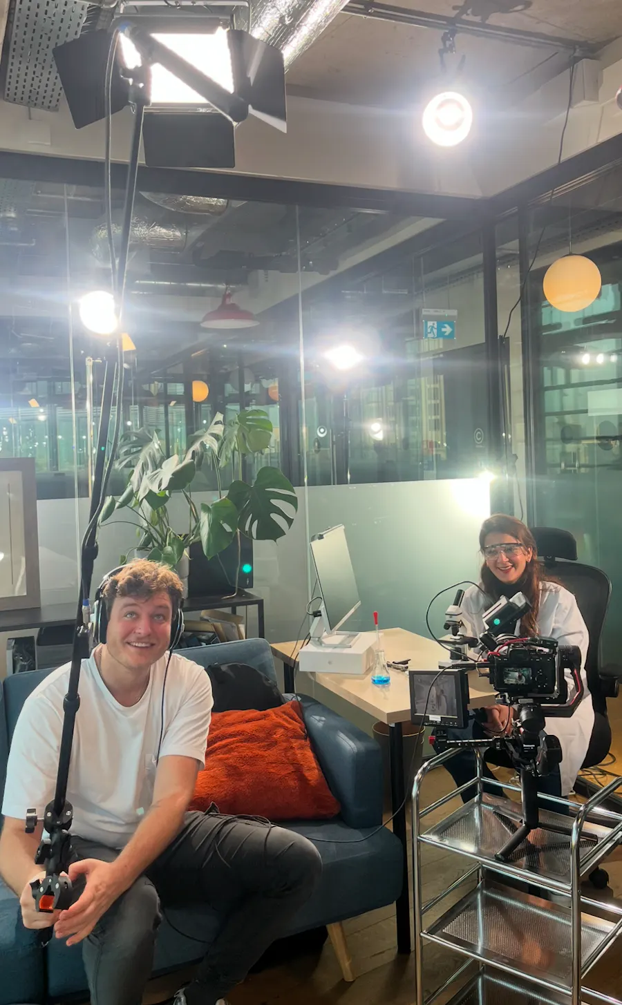 Dreh mit Licht, Tonangel und Kamera im Büro.