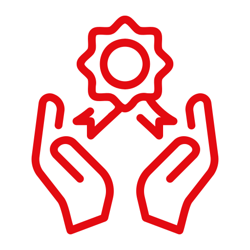 Zwei Hände halten ein Abzeichen oder Siegel