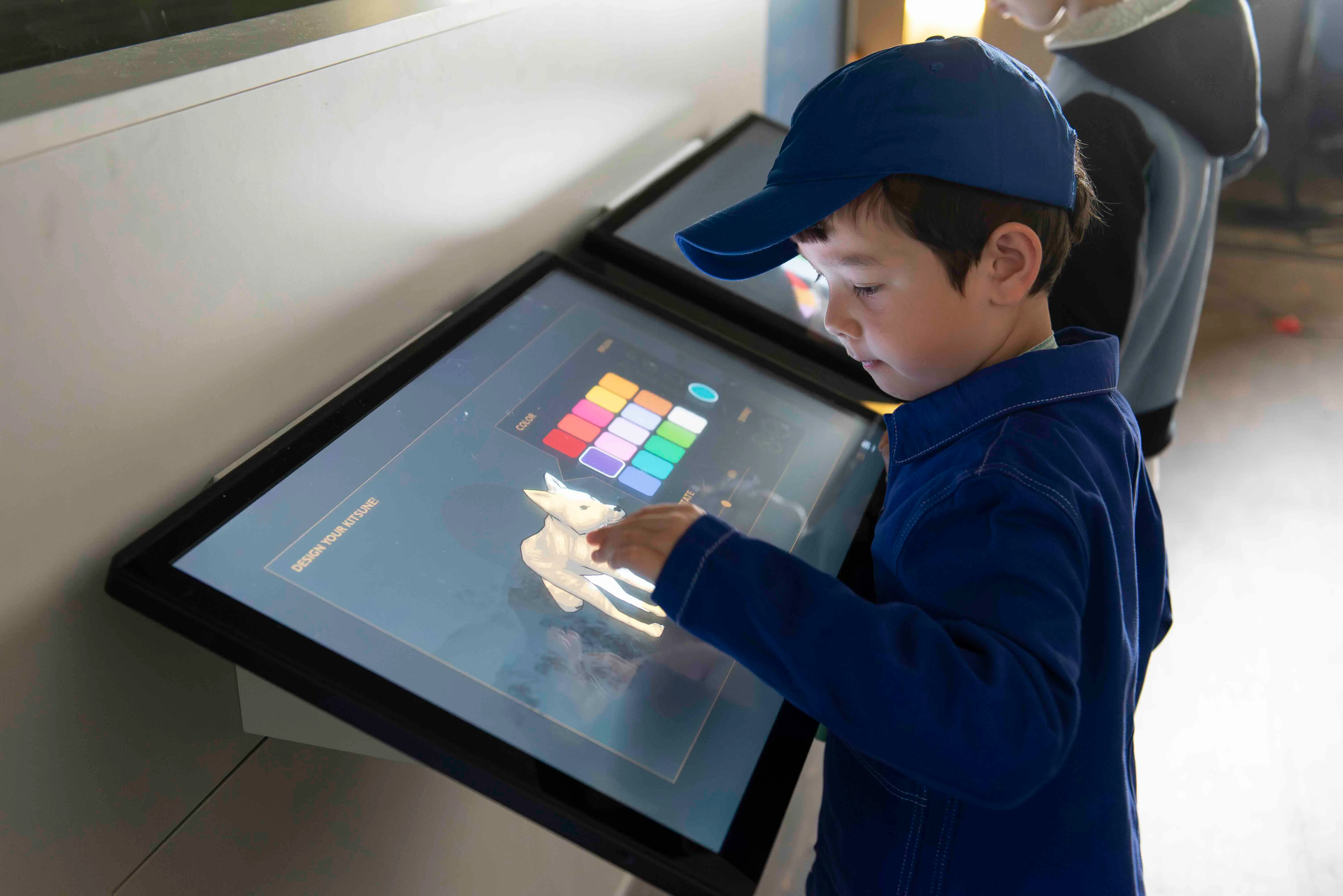 Kind spielt an Touchscreen