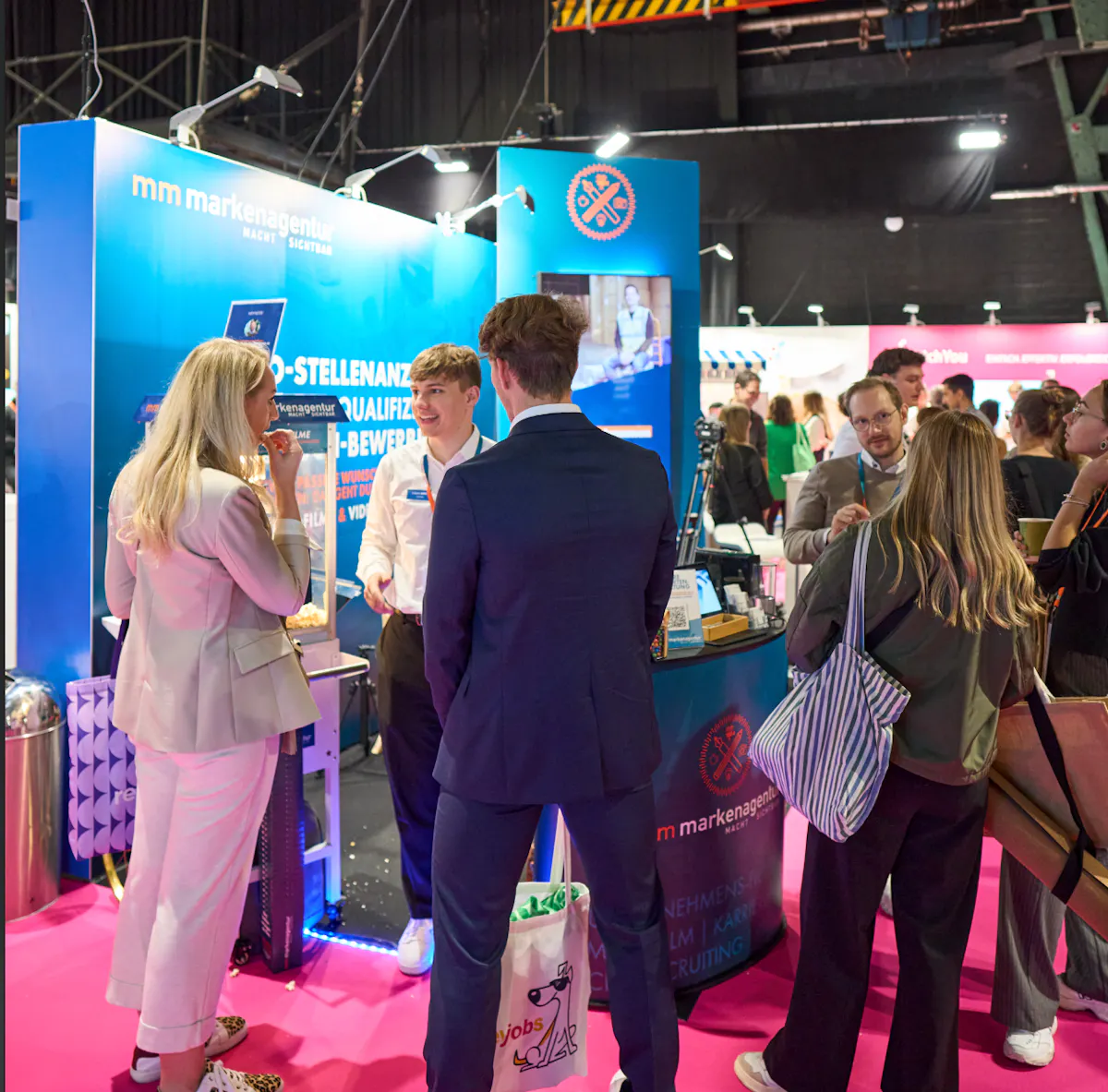 Gespräche am Messestand der mm markenagentur.