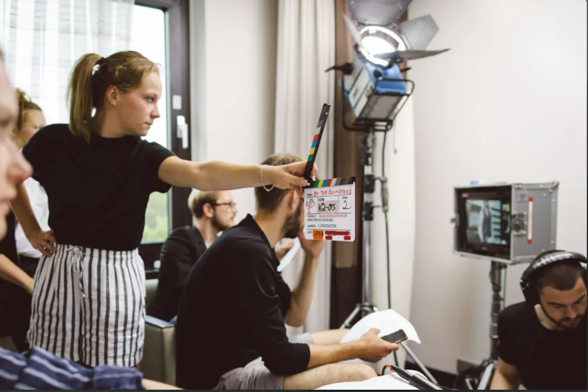 Filmset mit Klappe, Scheinwerfer und Regie-Monitor.