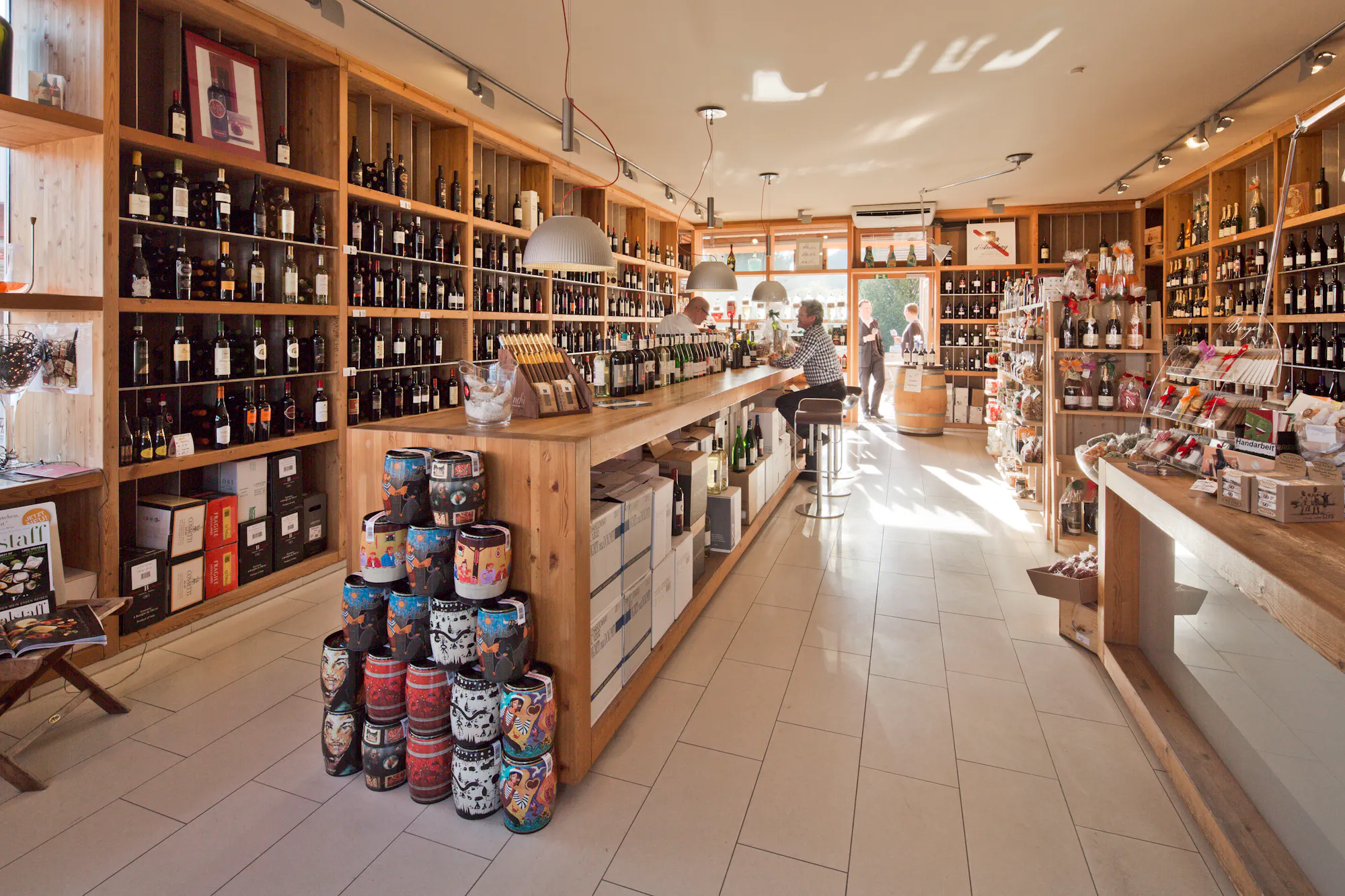 Montini Weinhandel Ladengeschäft in Oberneuland mit Weinregalen und Feinkost