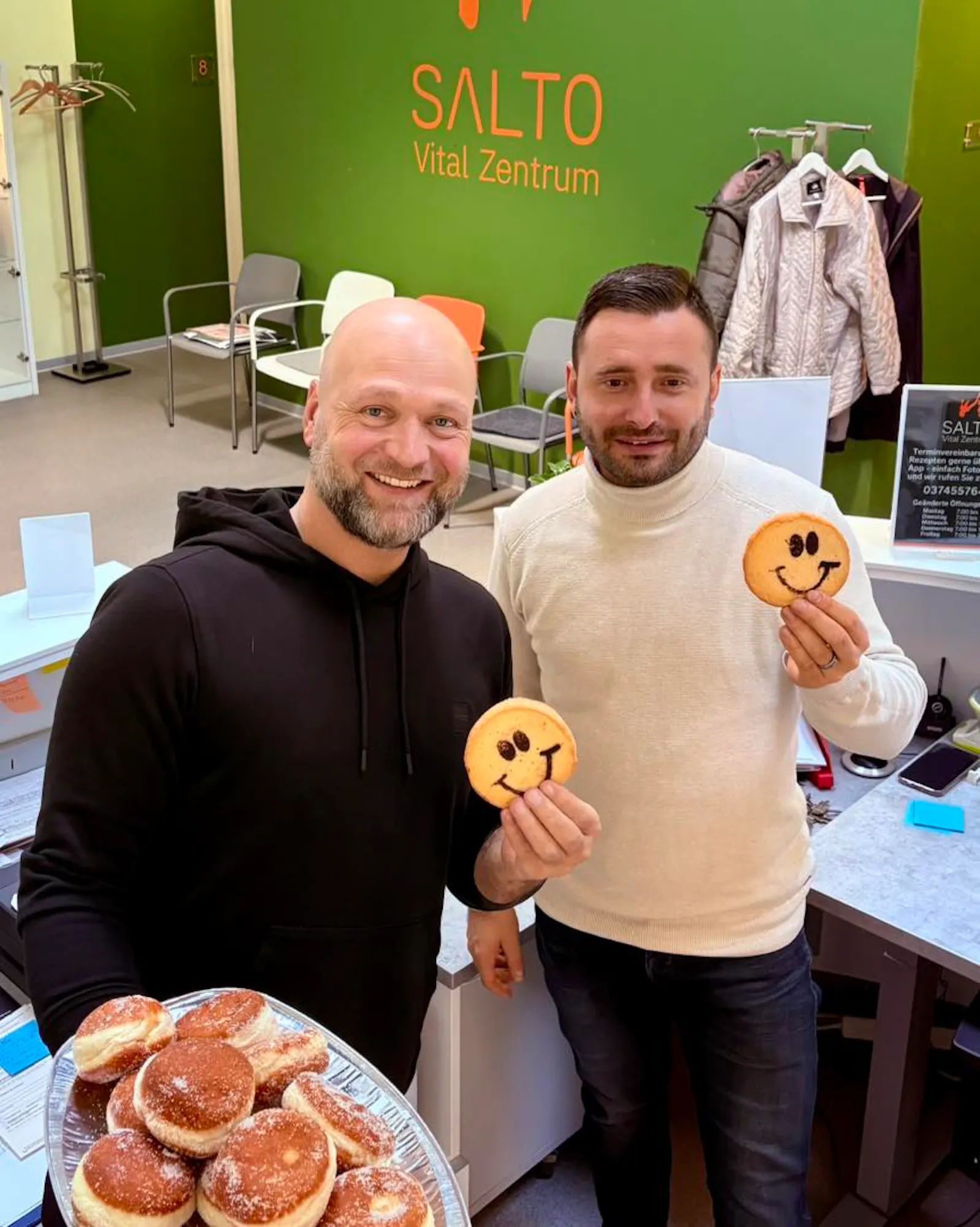 Zwei Mitglieder der SALTO Geschäftsführung lachen
