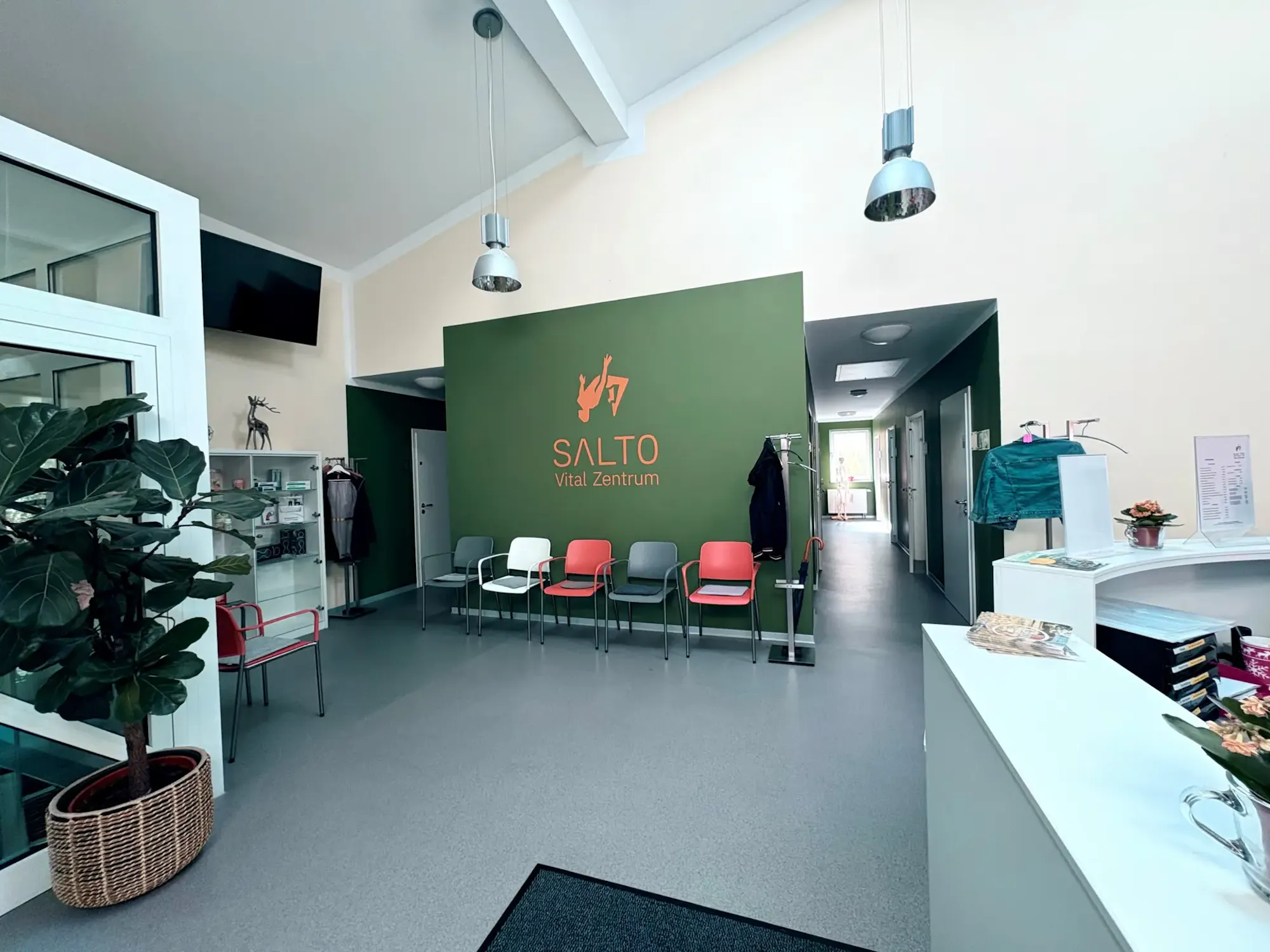 Heller Empfangsbereich im SALTO Vital Zentrum