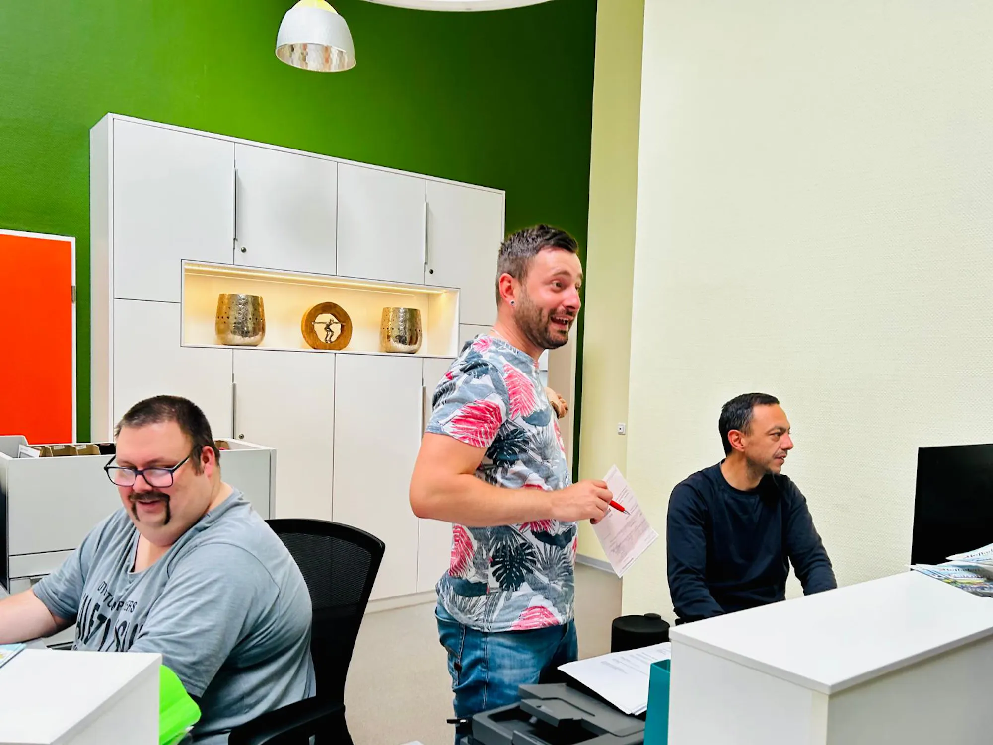 Team lacht gemeinsam im Büro