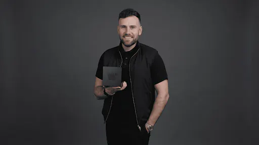 Sören Zuischko, Geschäftsführer von driveee, mit einer der Auszeichnungen