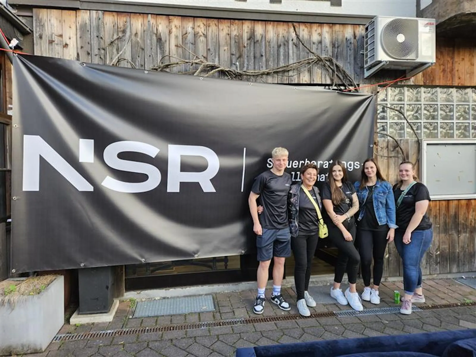 Team vor dem NSR-Banner