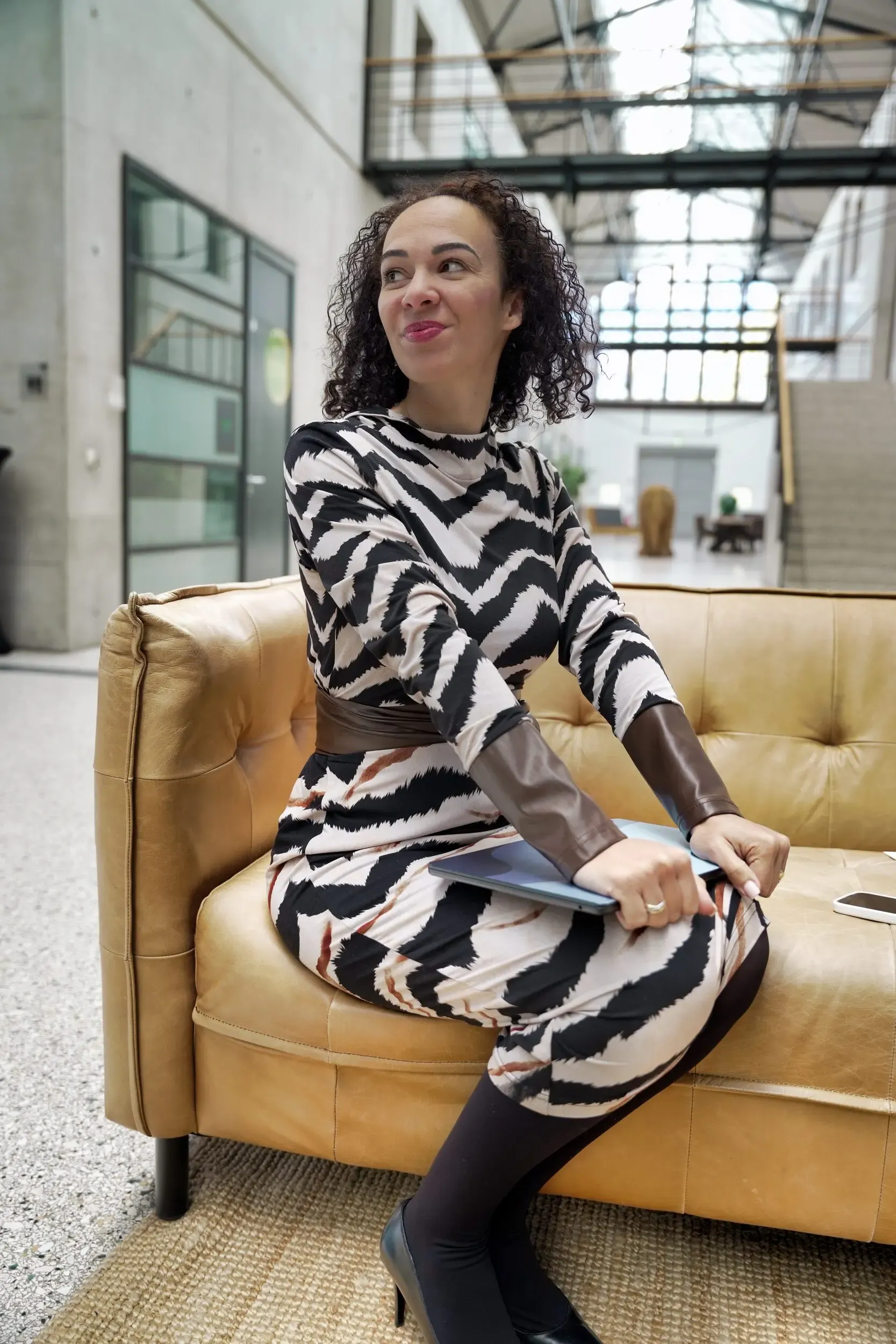Porträt freundliche Immobilienmaklerin Nabila Müller, moderne Wohnimmobilien Nordrhein-Westfalen
