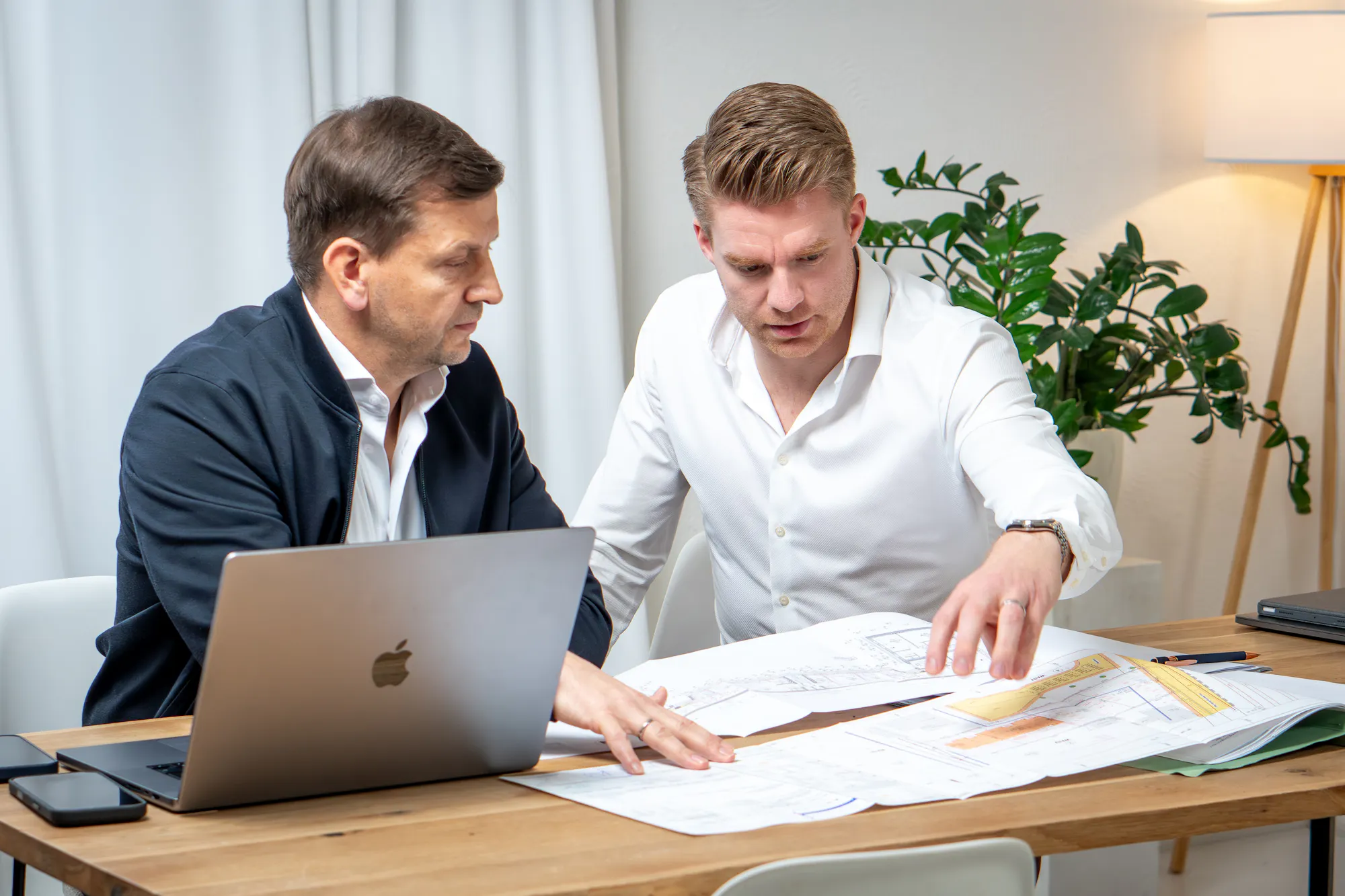 Michael Heidinger im Gespräch am Tisch