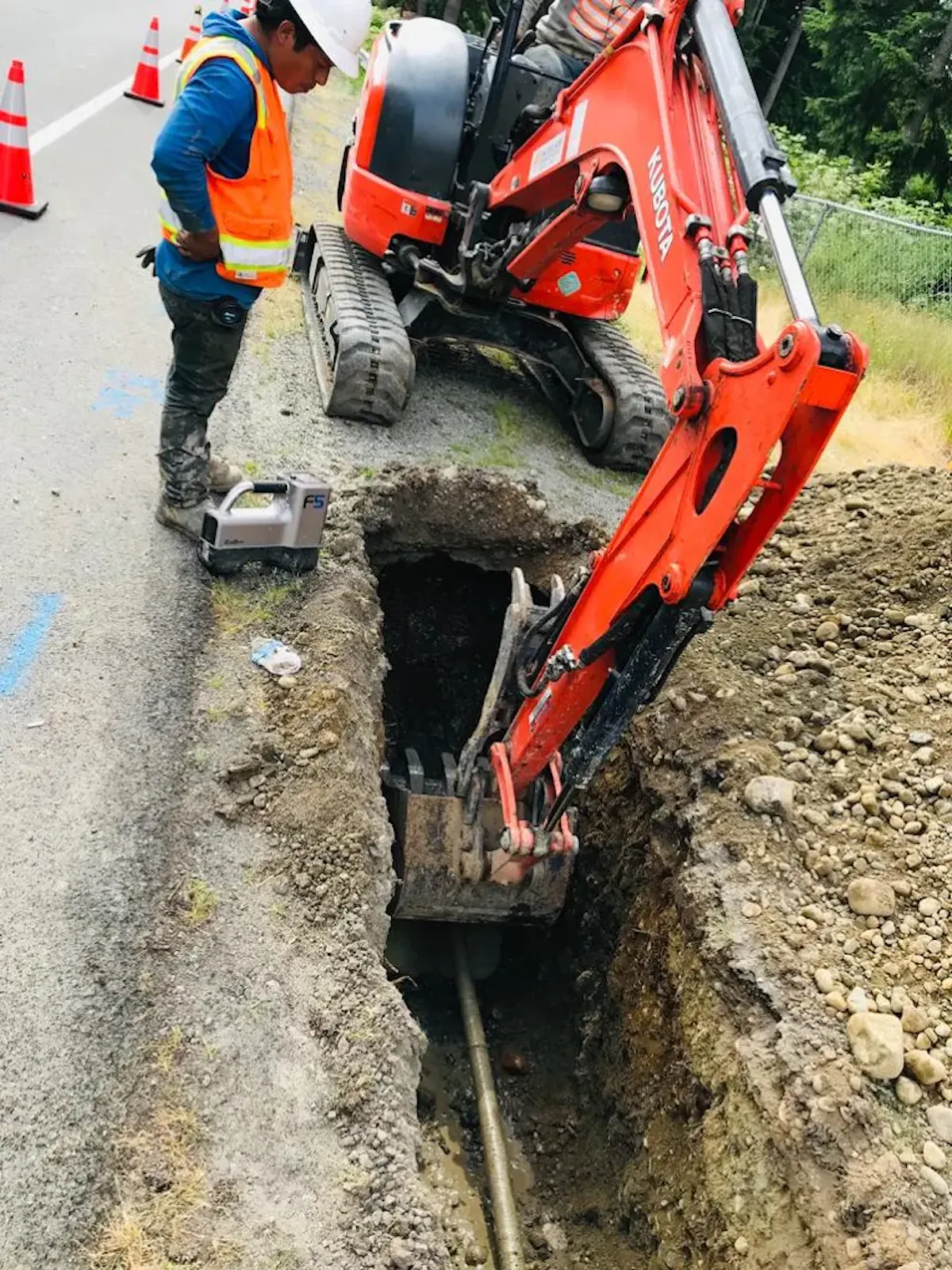 Open trench vs. trenchless — open trench