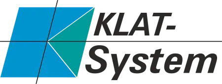 Logo mit geometrischem blauem Design, bestehend aus vier Formen, die ein geneigtes Quadrat neben dem Text KLAT-System in Schwarz bilden.
