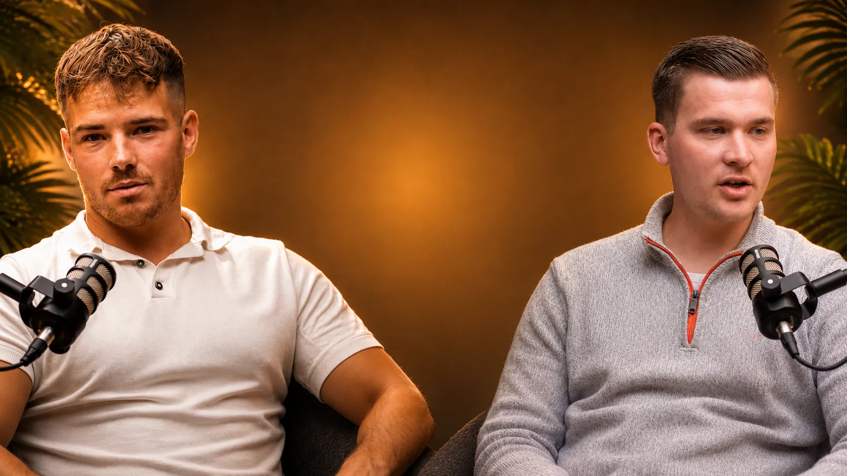 Zwei Männer sprechen vor Mikrofonen, der linke trägt ein weißes Poloshirt, der rechte einen grauen Pullover, orangefarbener Hintergrund mit Pflanzen.