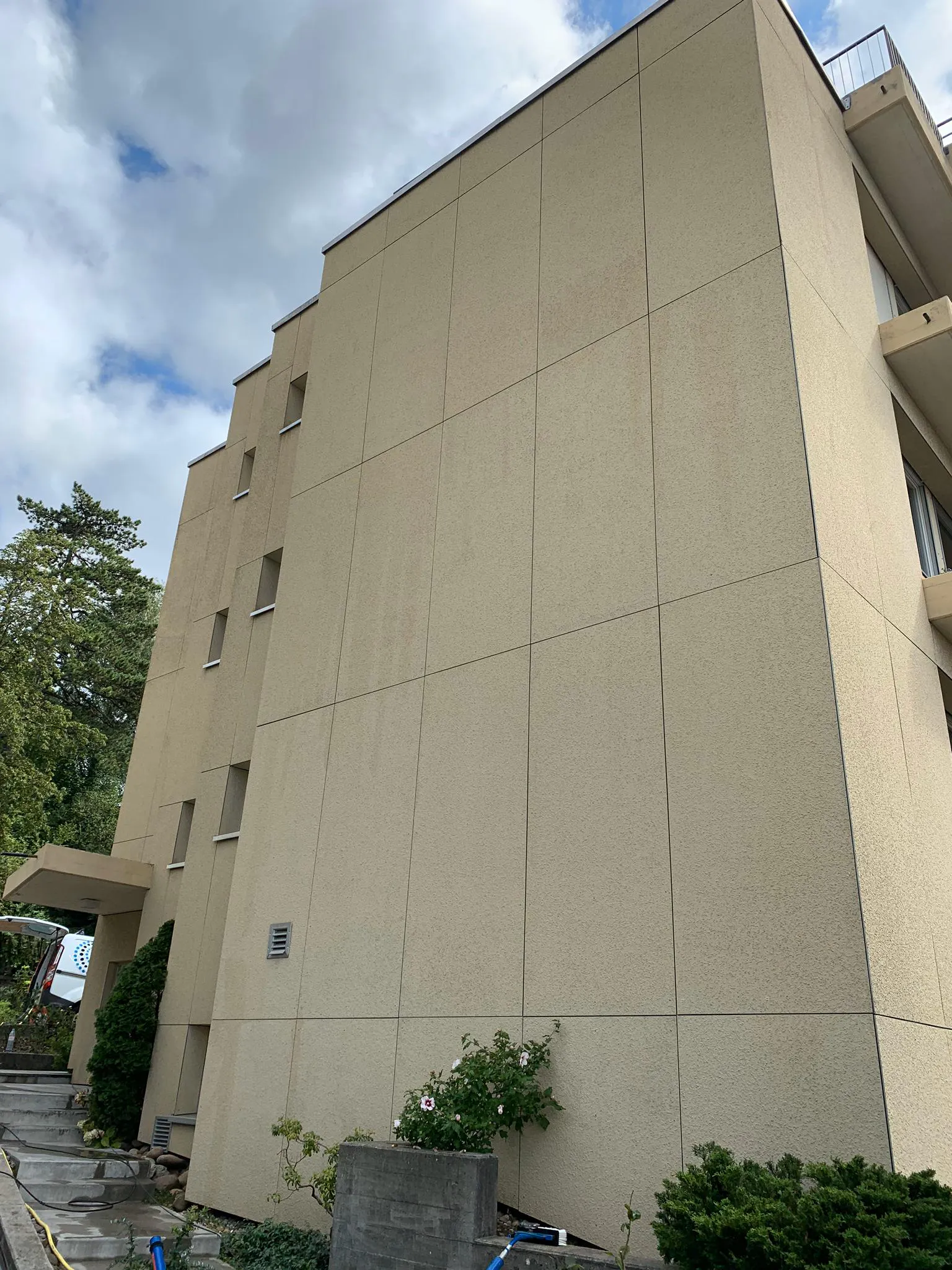 Wohnblock Beton Nachher