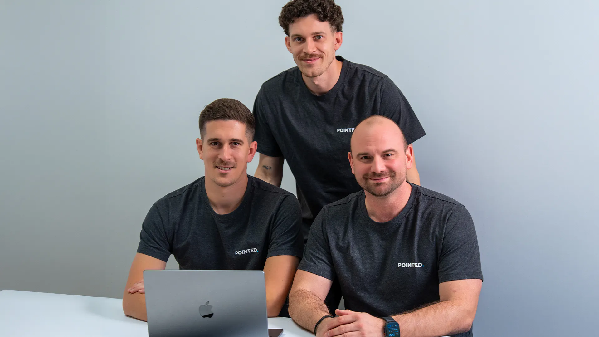 Kreatives Team bei der Content-Produktion im hellen Studio