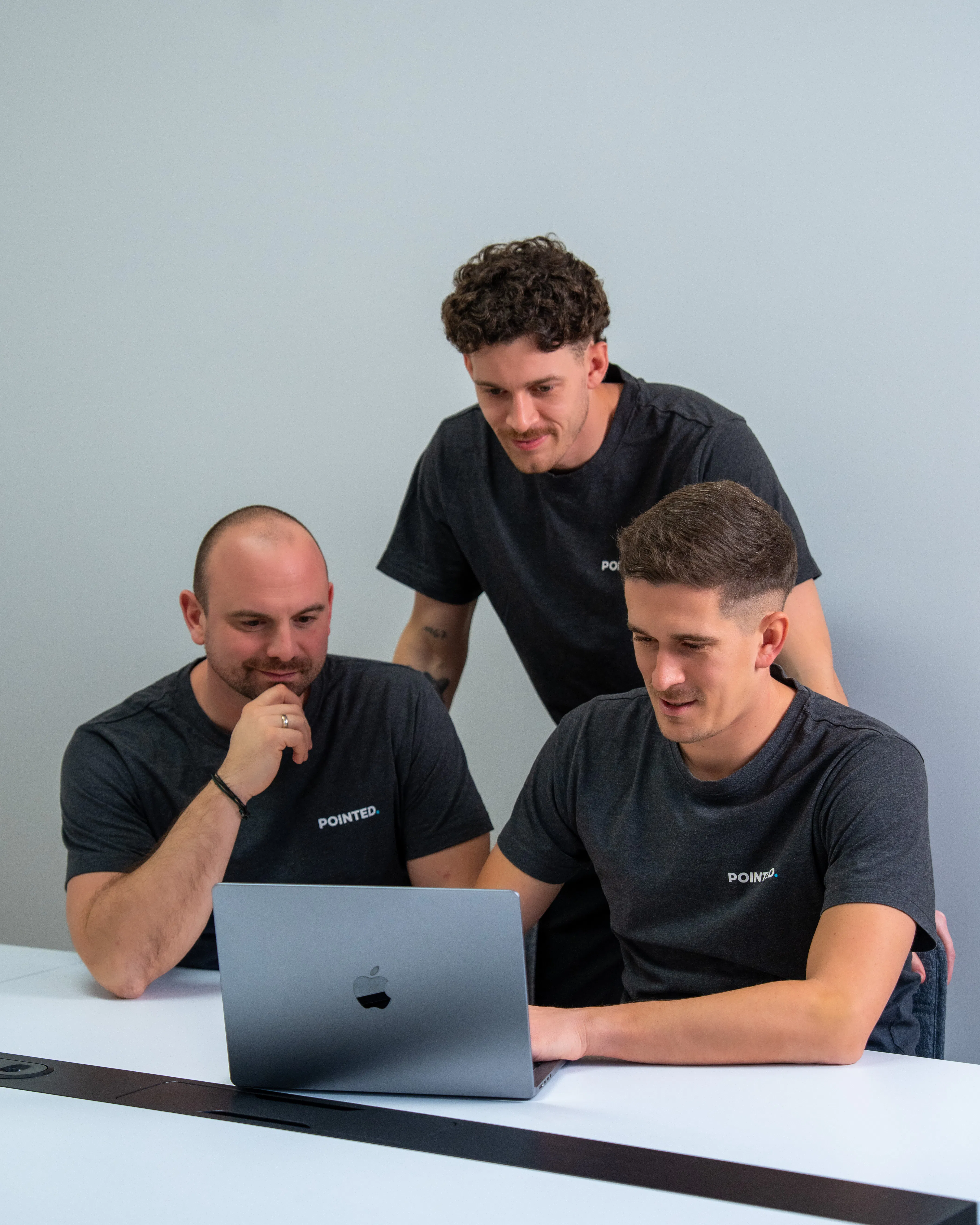 Team bei der Arbeit in modernem Office