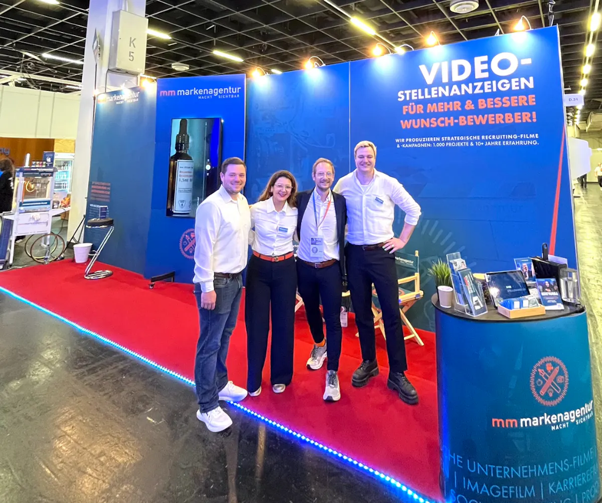 Das mm-Team auf einem Messestand.