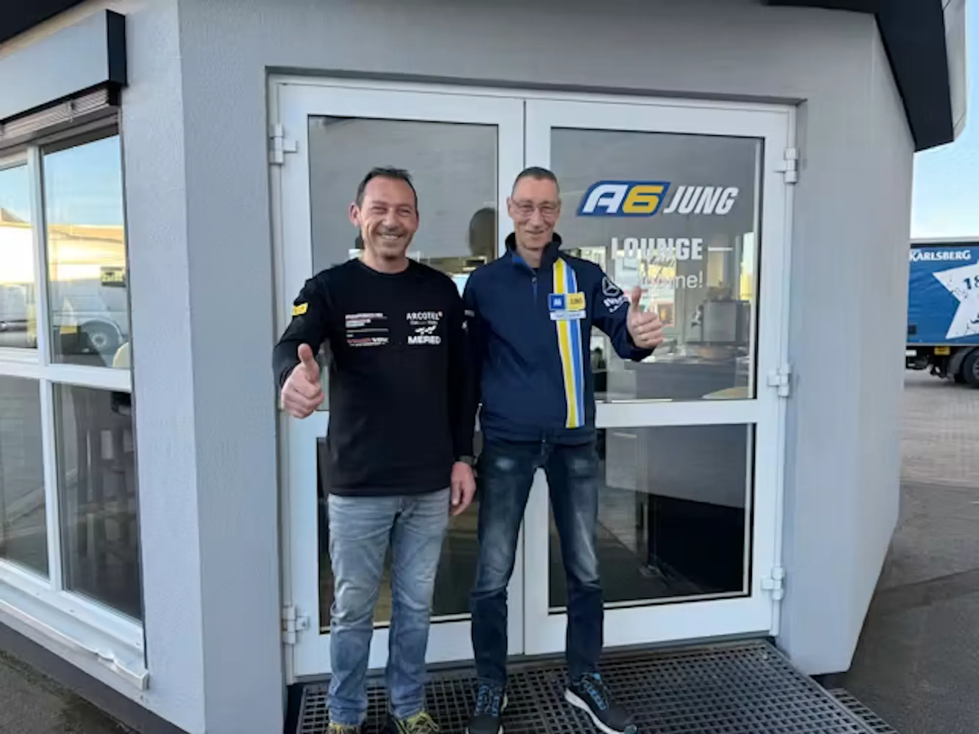 A6 JUNG Team vor dem Standort