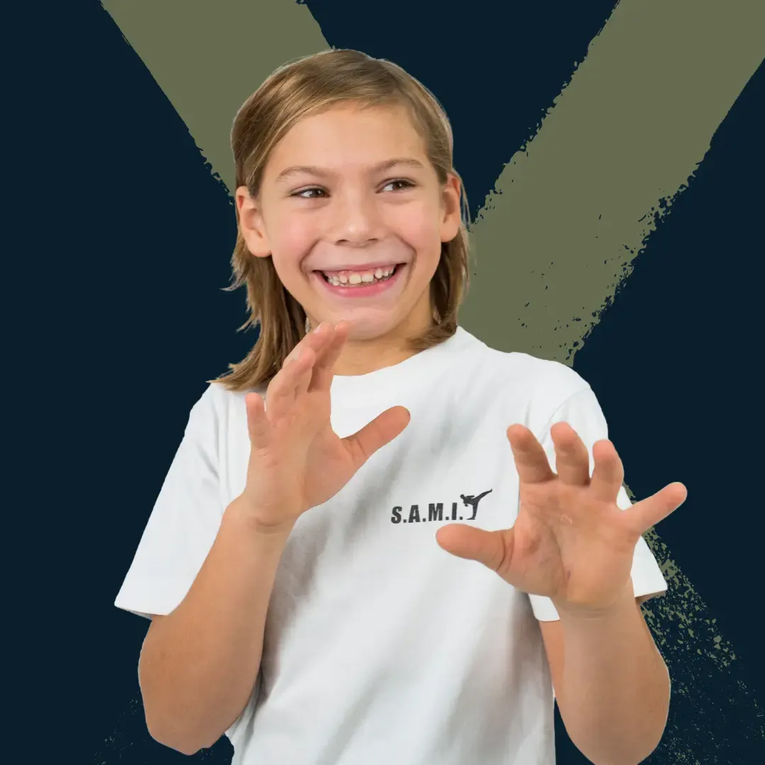 Lächelndes Kind im SAMI Trainingsshirt