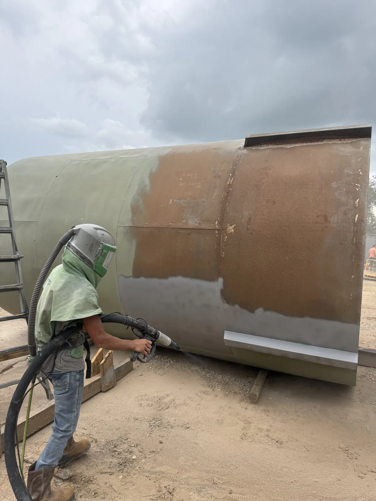 blaster working a large tank
