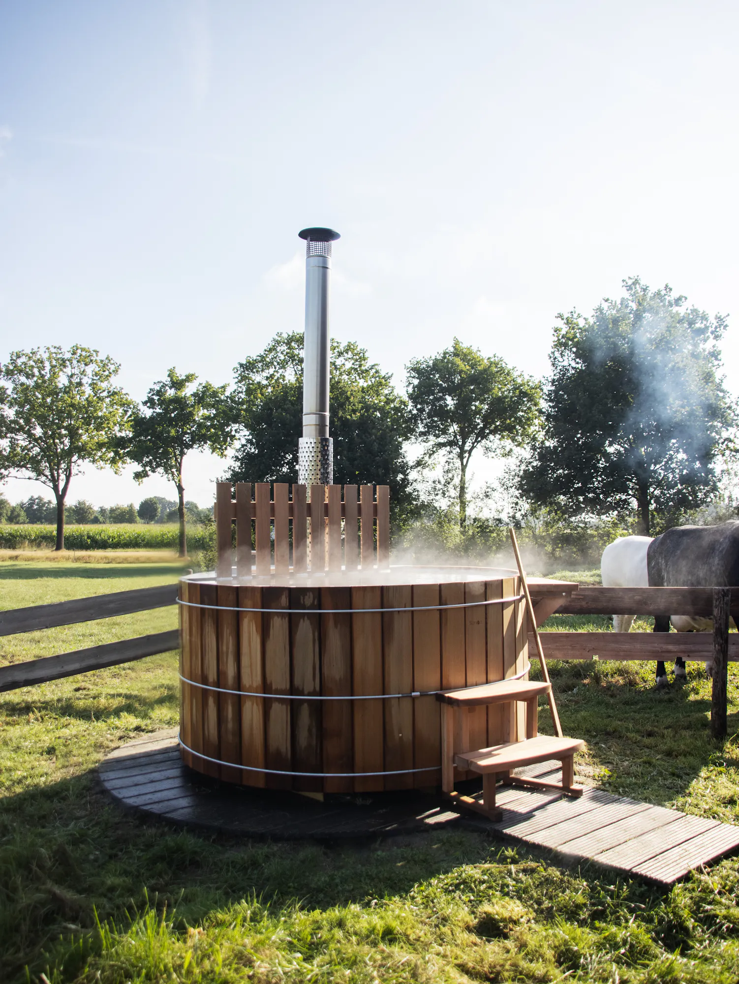 Houtgestookte houten hottub in een tuin