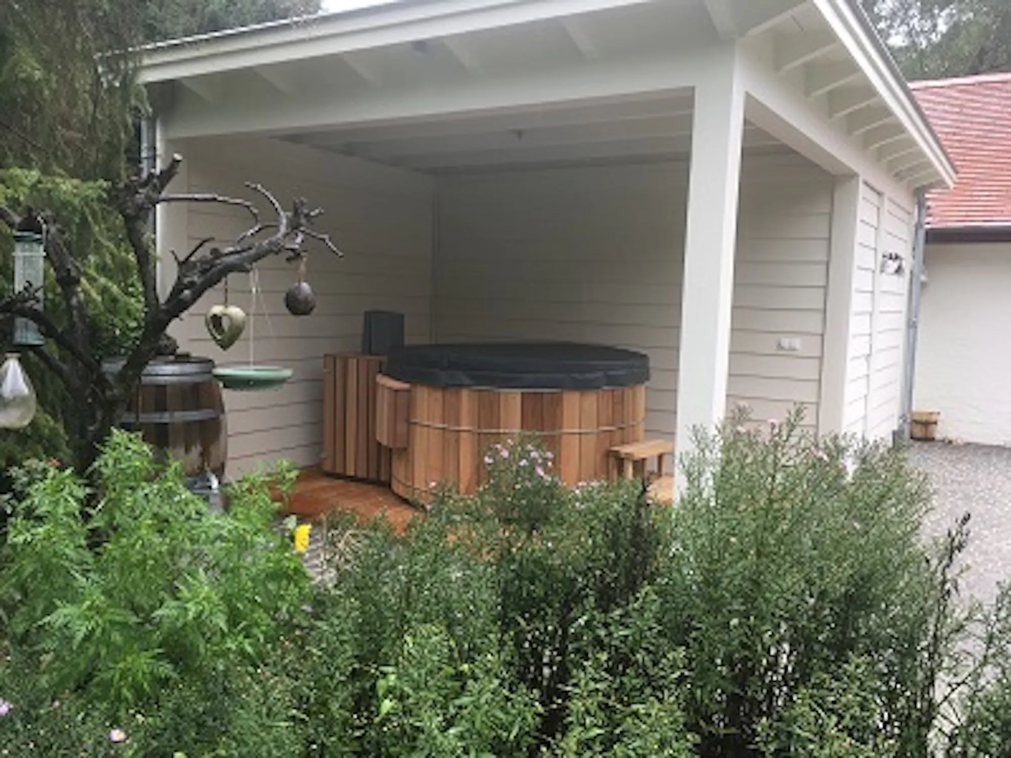 Houten hottub onder een overkapping