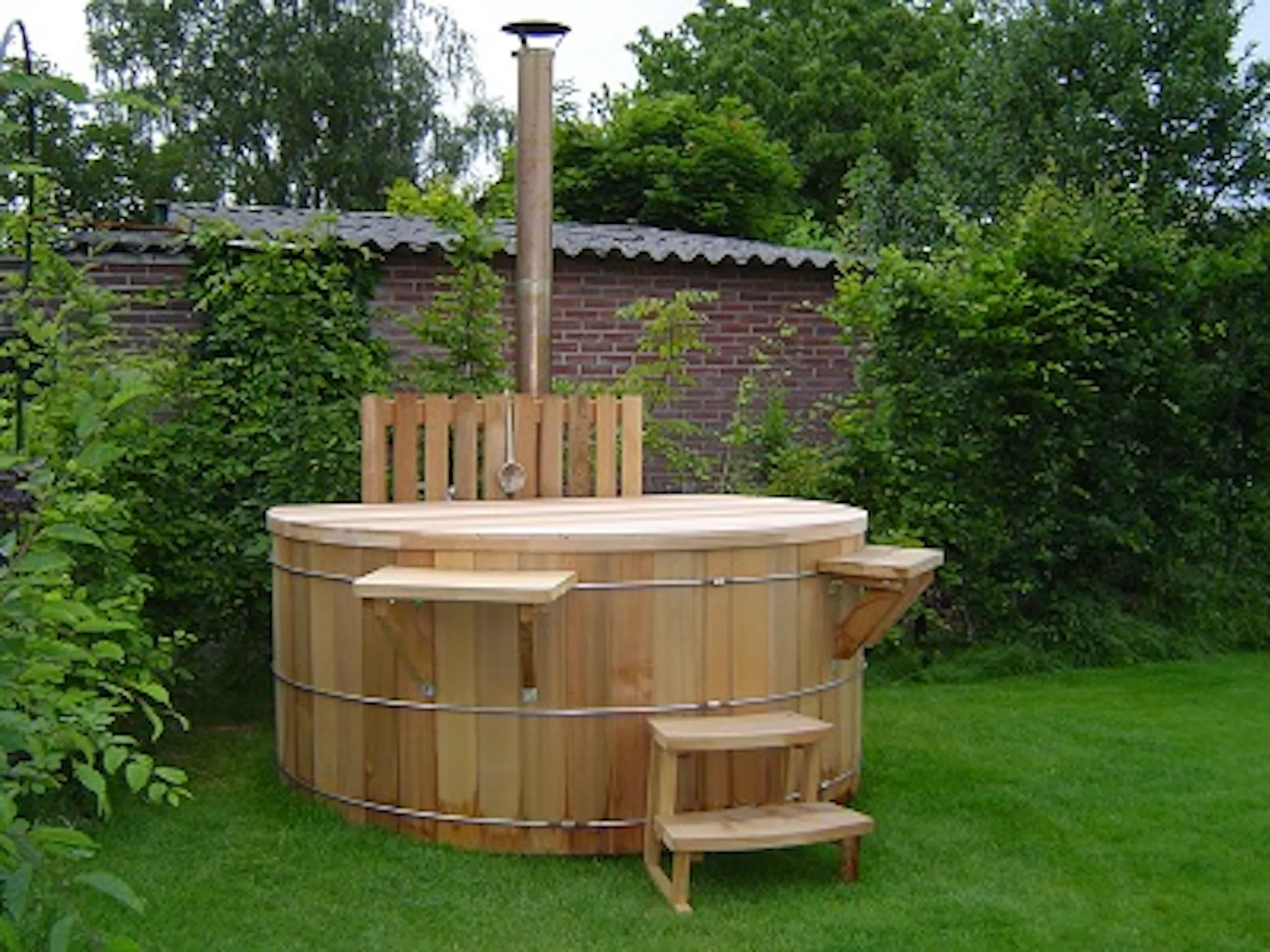 Houten hottub midden in het gazon