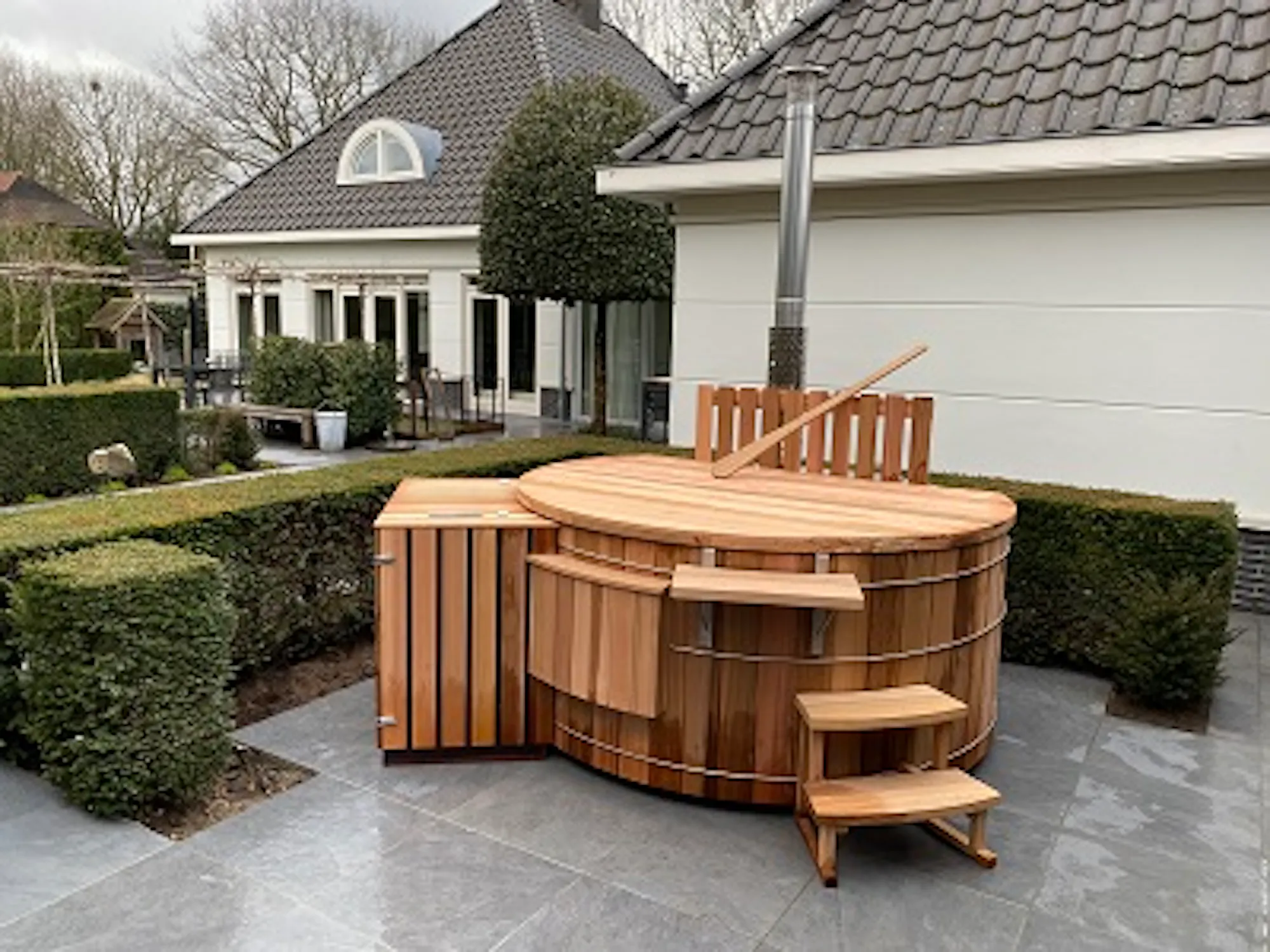 Houten hottub in een strakke achtertuin