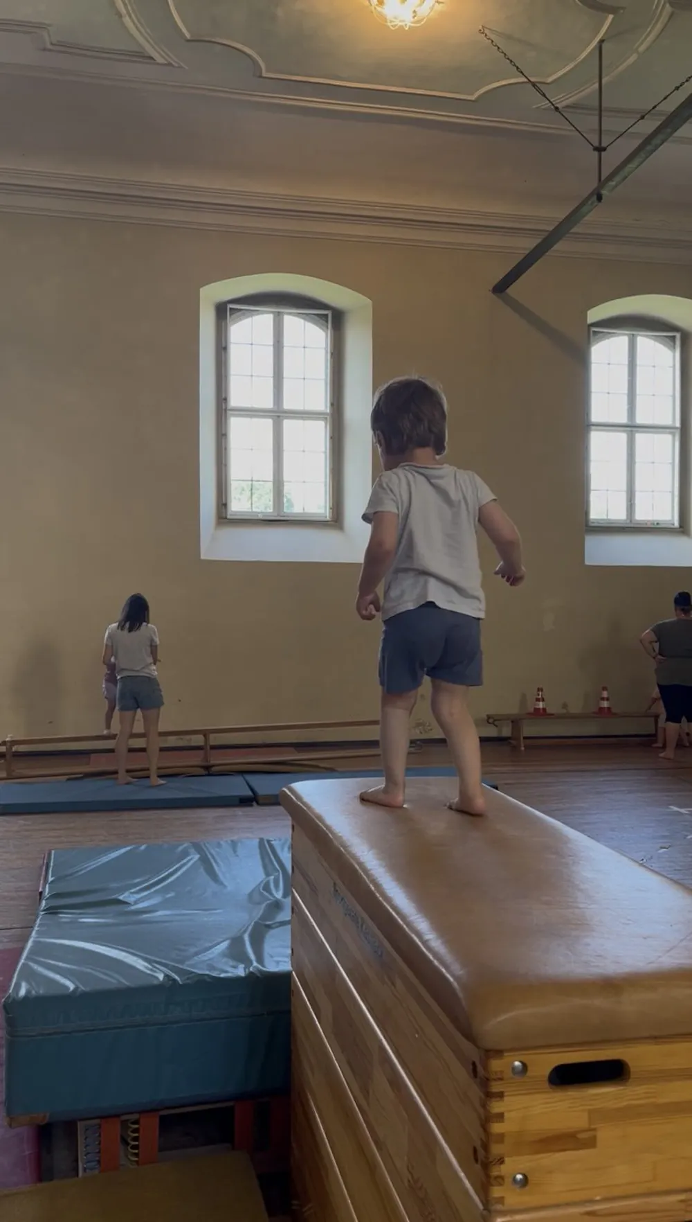 Sportpädagog:innen spielen mit Kindern