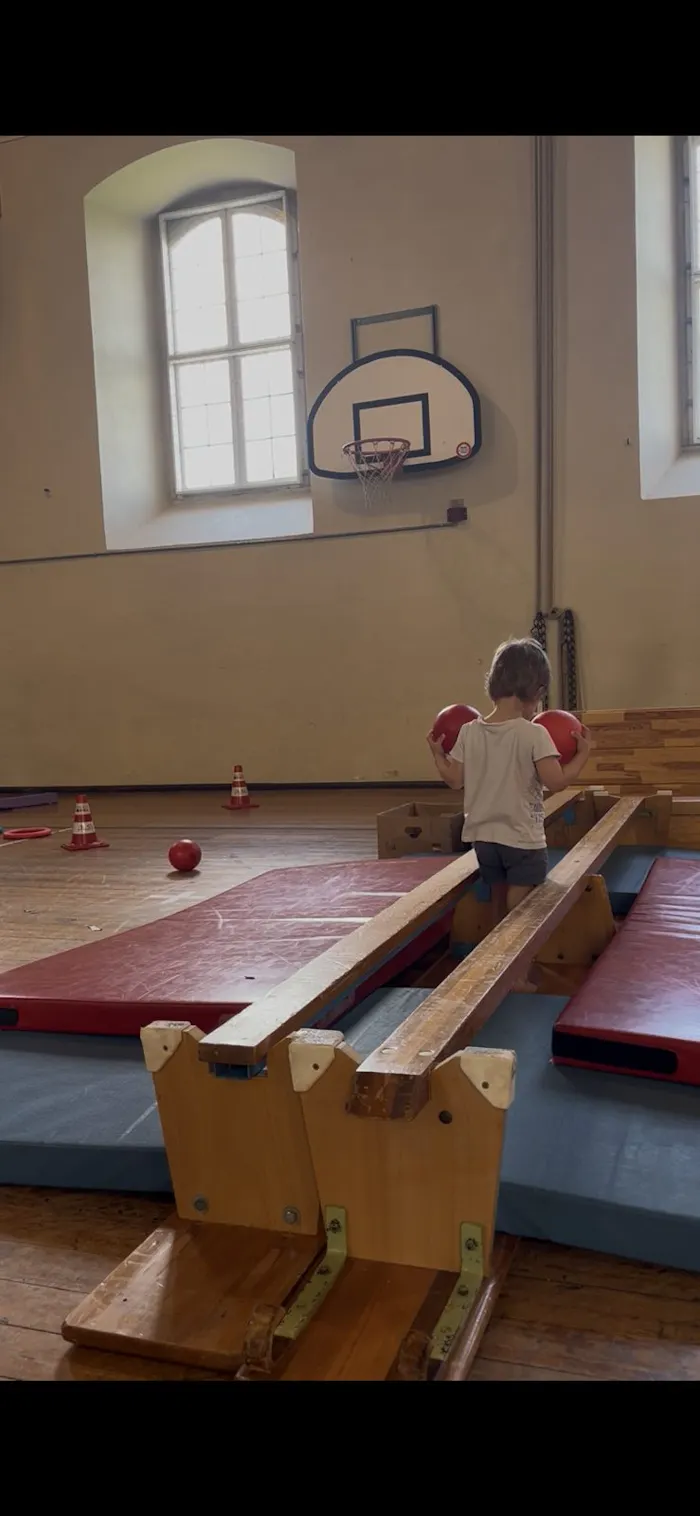Minis: Kleinkind beim Balancieren