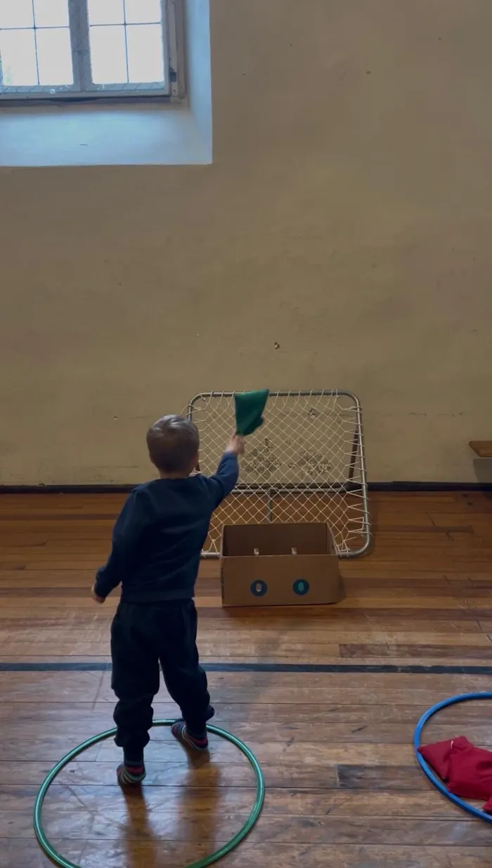 Kids: Junge beim Zielwurf