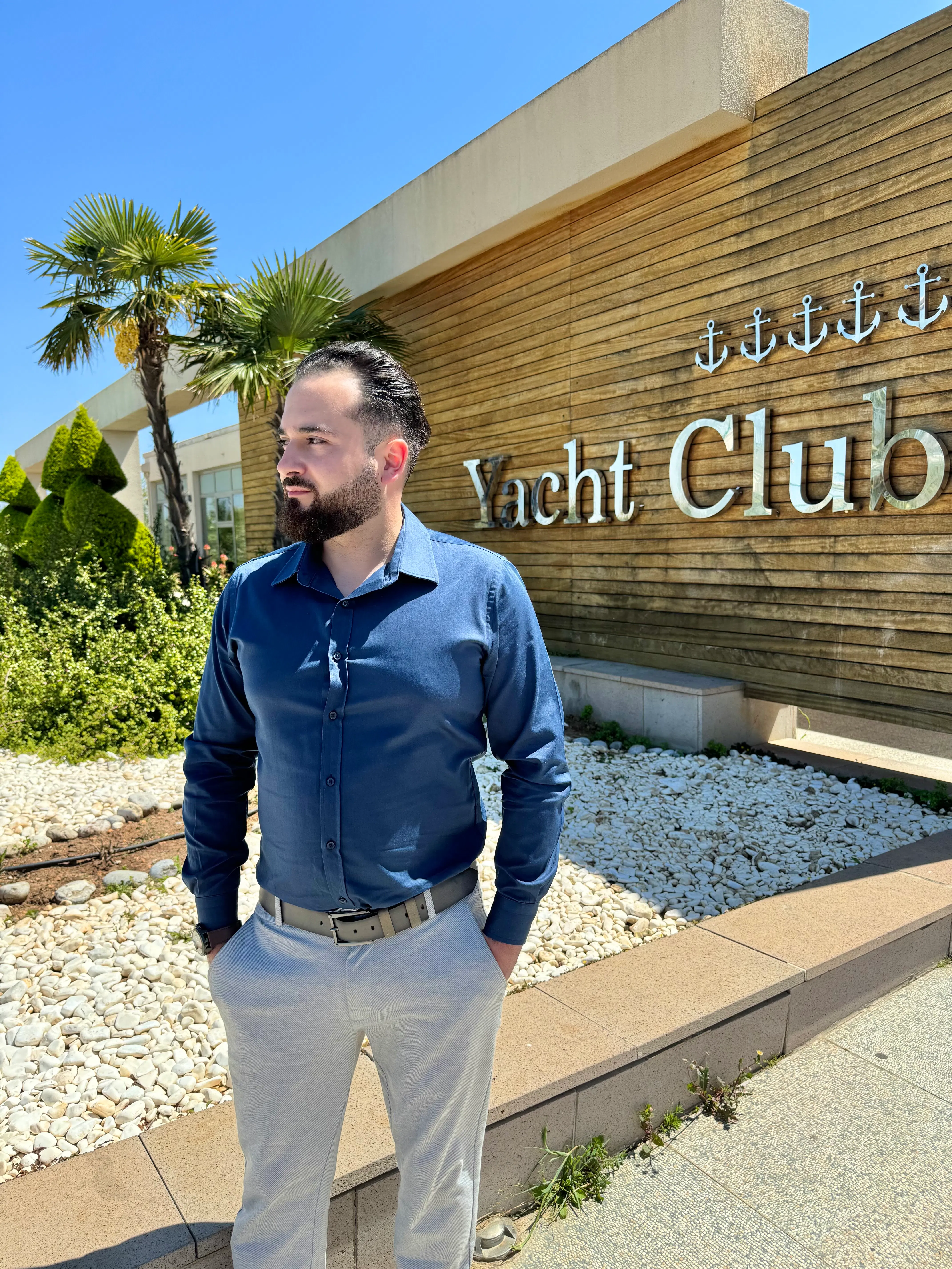 Naim Hatipoglu vor einem Yacht Club