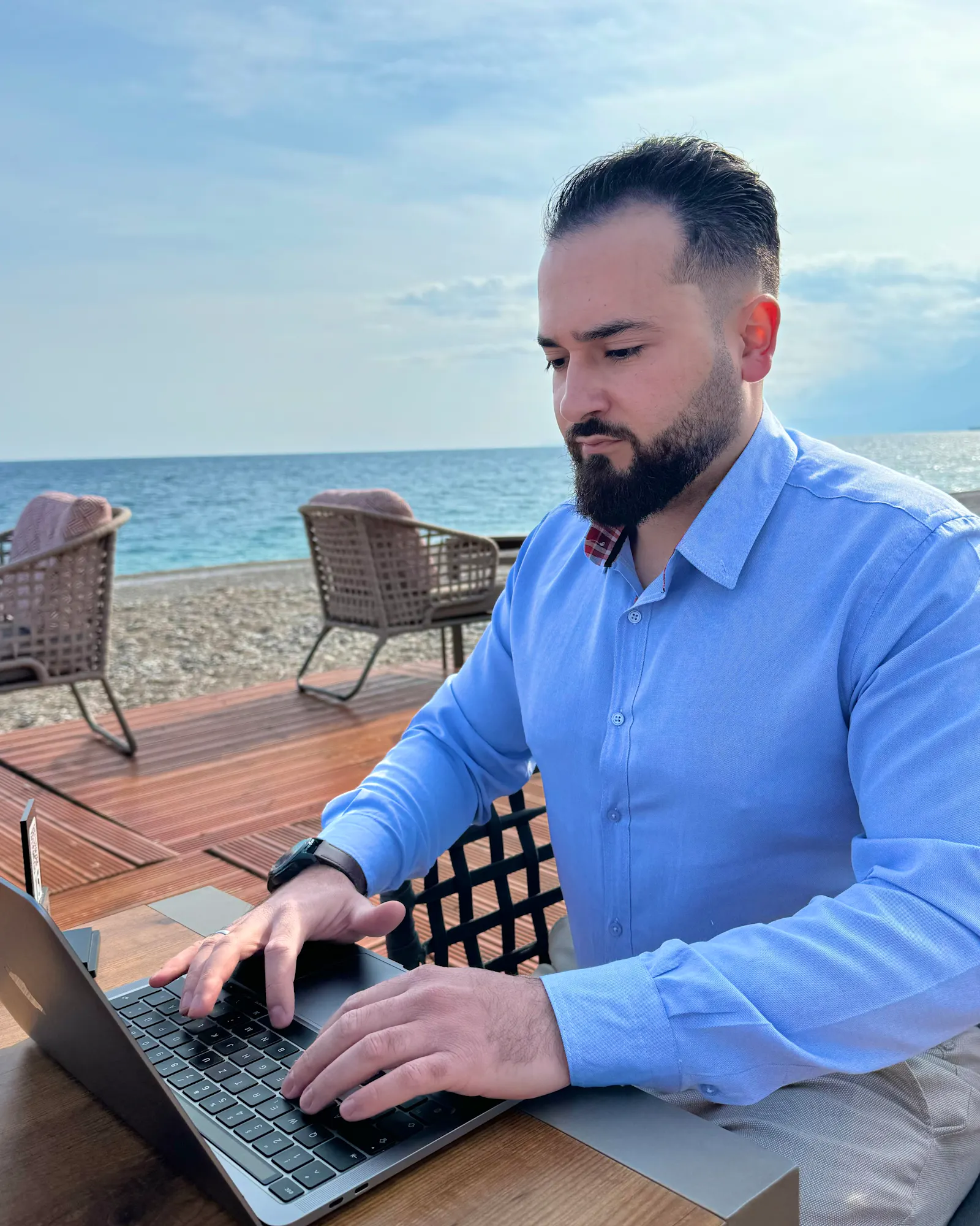 Naim Hatipoglu arbeitet am Laptop