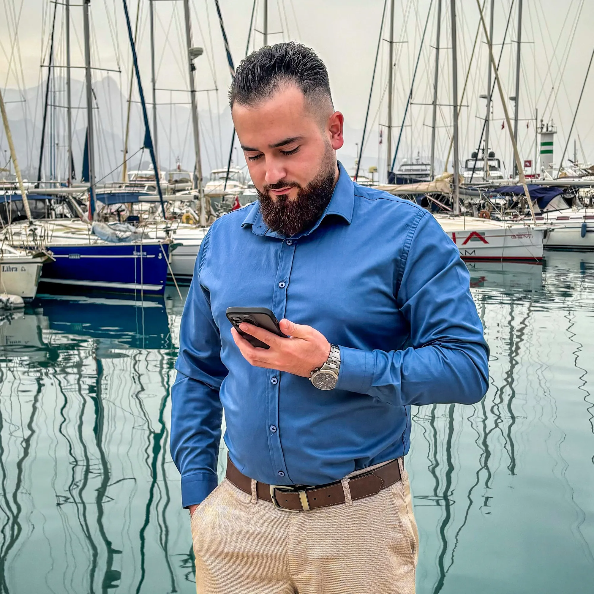 Naim Hatipoglu am Yachthafen