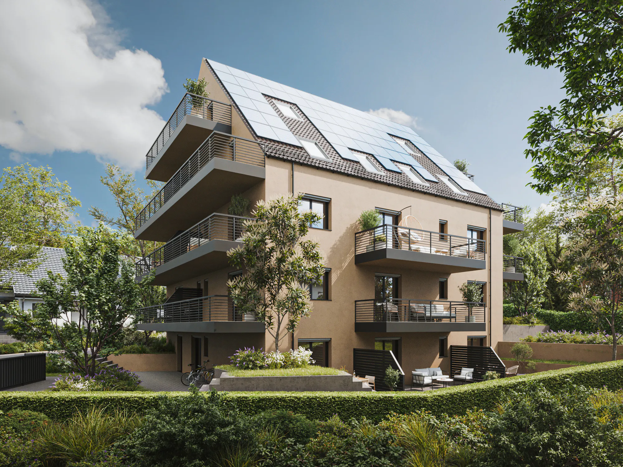 Mehrstöckiges Wohngebäude mit großen Balkonen, Solarpaneelen auf dem Dach und umgeben von Bäumen und gepflegten Grünflächen.