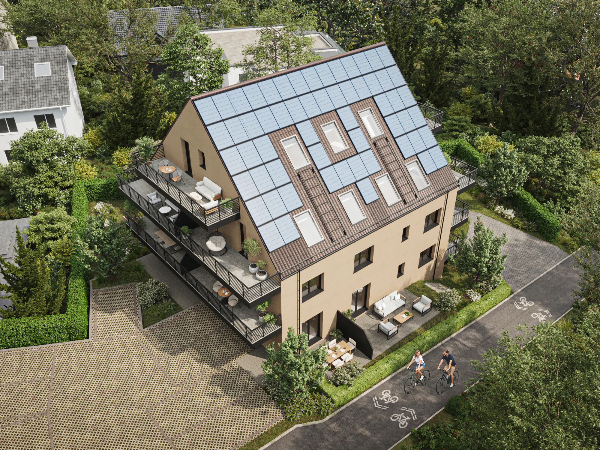 Mehrfamilienhaus mit Solarpanelen auf dem Dach, zwei Balkonen, einem Gartenbereich und zwei Radfahrern auf dem Radweg neben dem Haus in grüner Umgebung.
