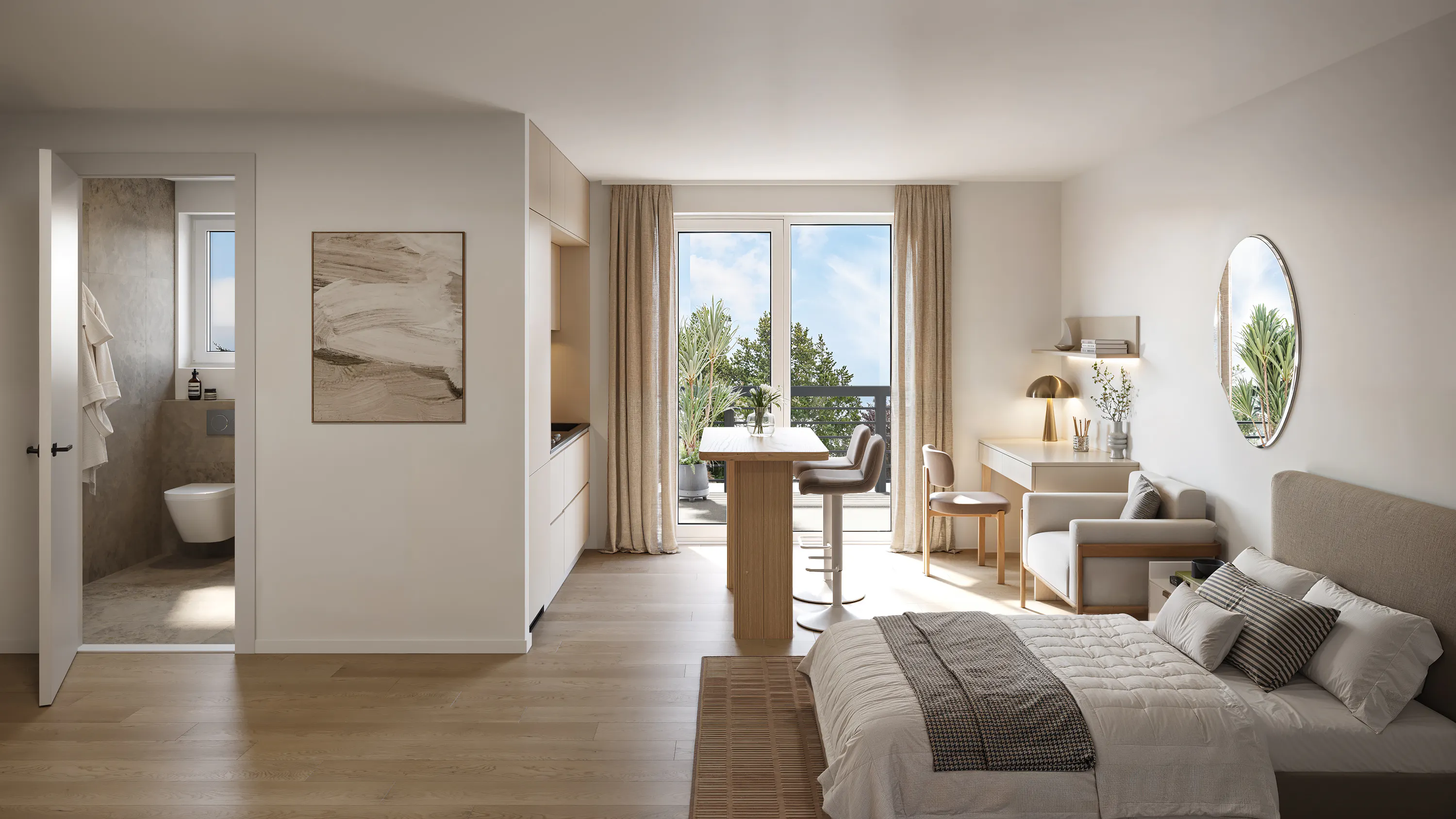 Schlafzimmer mit geschlossenem Badezimmer rechts, Doppelbett mit Kissen und Decke, Holzfußboden, Holztisch mit Stühlen vor Glasbalkontür, Schreibtisch mit Lampe und Spiegel an der Wand.