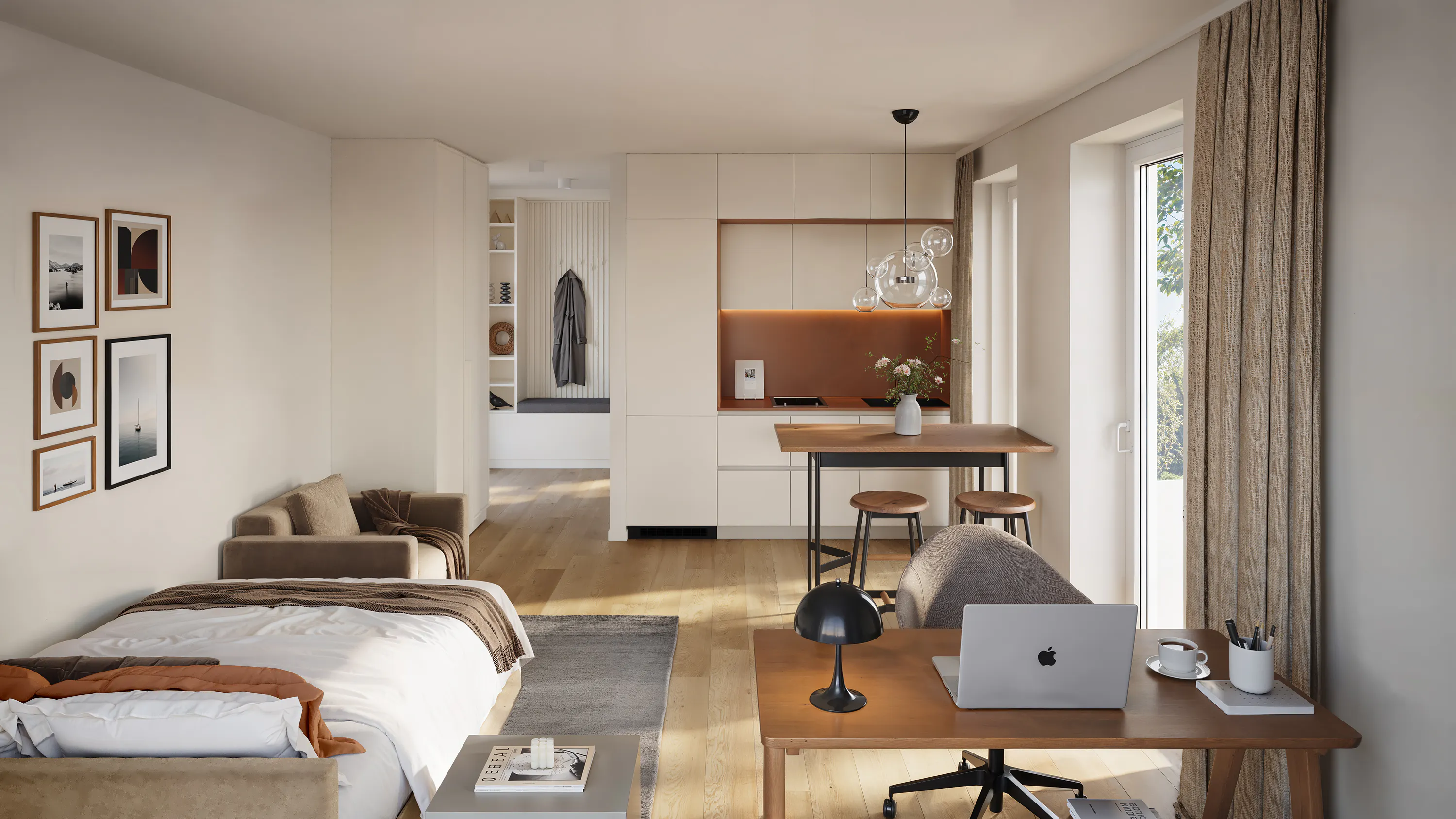 Schlafbereich mit Bett und Sessel, offener Küchenbereich mit Holzarbeitsplatte und Barhockern, Arbeitsbereich mit Laptop, Lampe und Kaffeetasse, große Fenster mit Vorhängen.