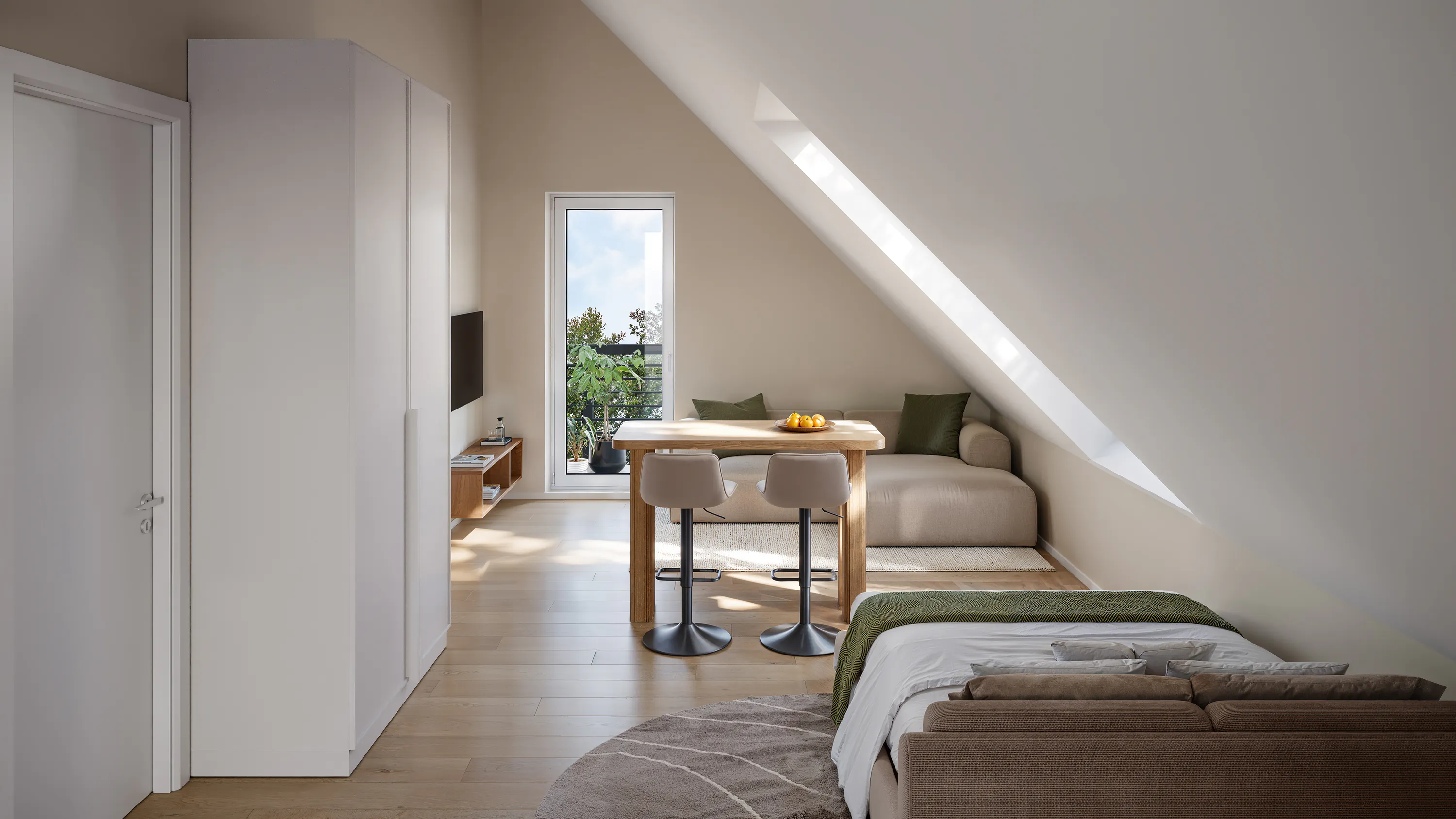Wohnzimmer mit Dachschräge, Sofa, Holztisch mit zwei grauen Stühlen, Kleiderschrank, TV, Tür zur Terrasse und Fenster, helle Holzböden, neutrale Wandfarben.