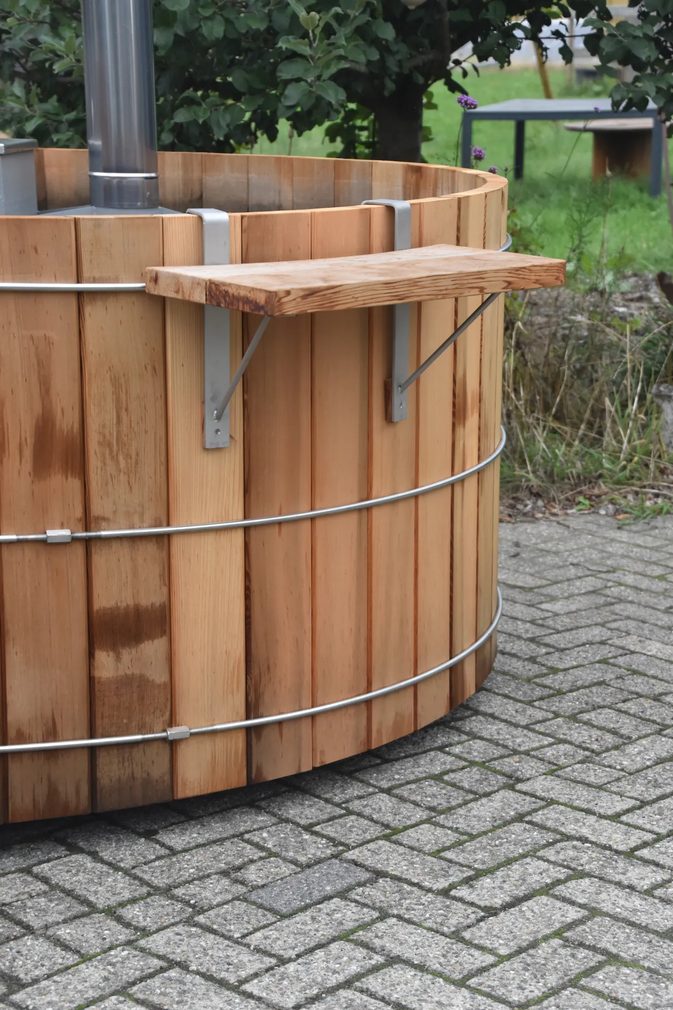 Verstelbaar houten zijplankje op hottub