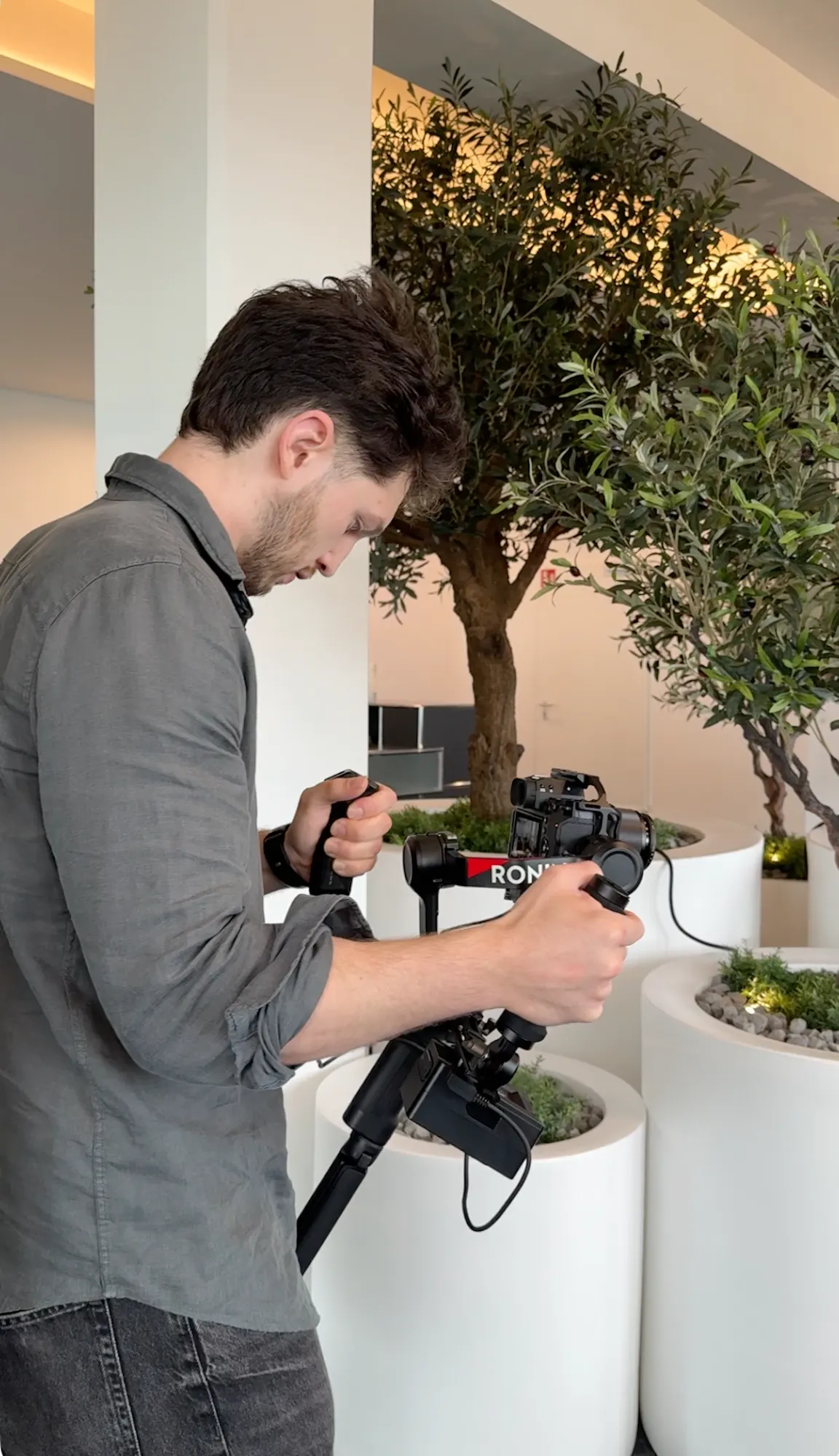 Kameramann mit Gimbal im Klinikflur