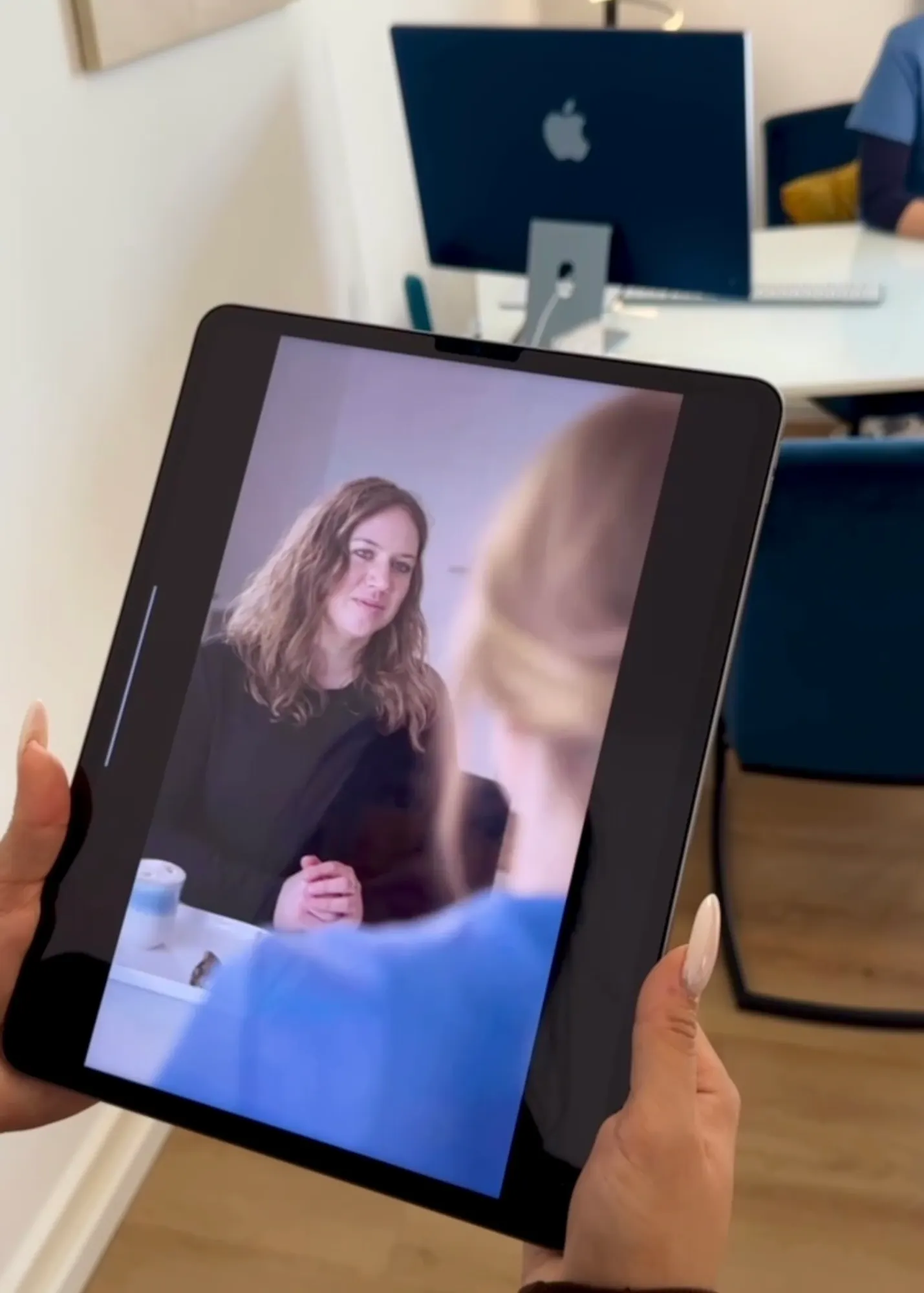 Sichtung der Aufnahmen am Tablet