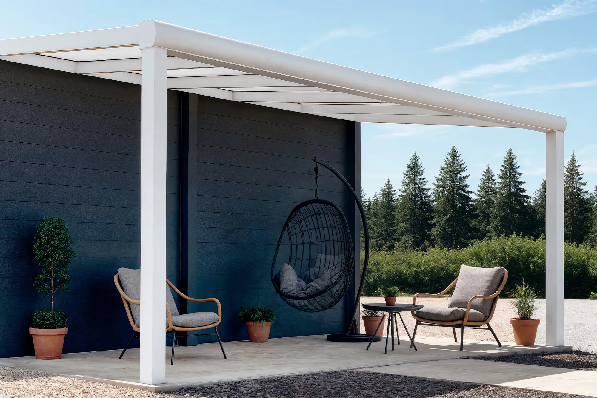 Terrasoverkapping met loungeset en hangstoel
