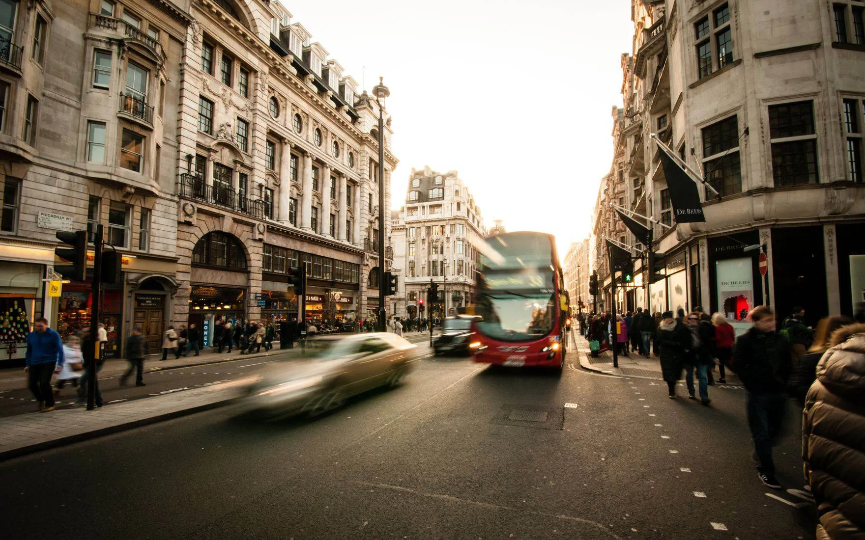 Londen bij zonsondergang met een rode dubbeldekker